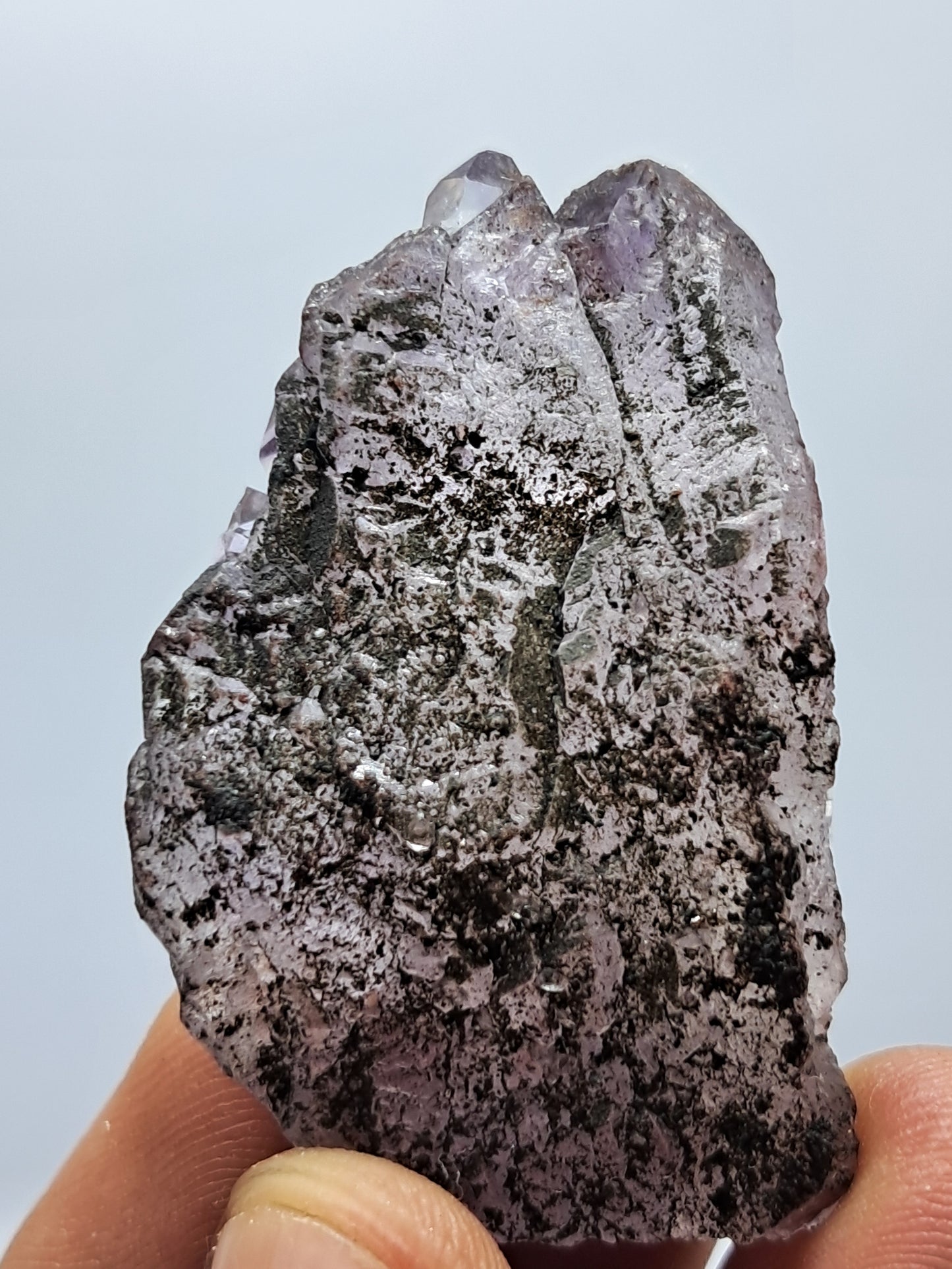 Amatista en racimo con cristal de hematita (karur) y cuarzo morado | Piedra natural | Ejemplar mineral n.° KA87