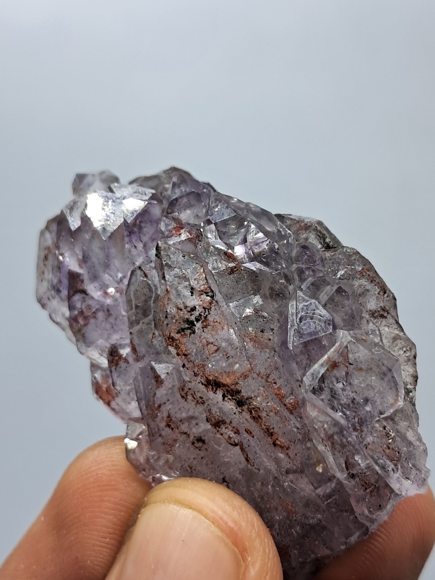 Amatista en racimo con cristal de hematita (karur) y cuarzo morado | Piedra natural | Ejemplar mineral n.° KA87