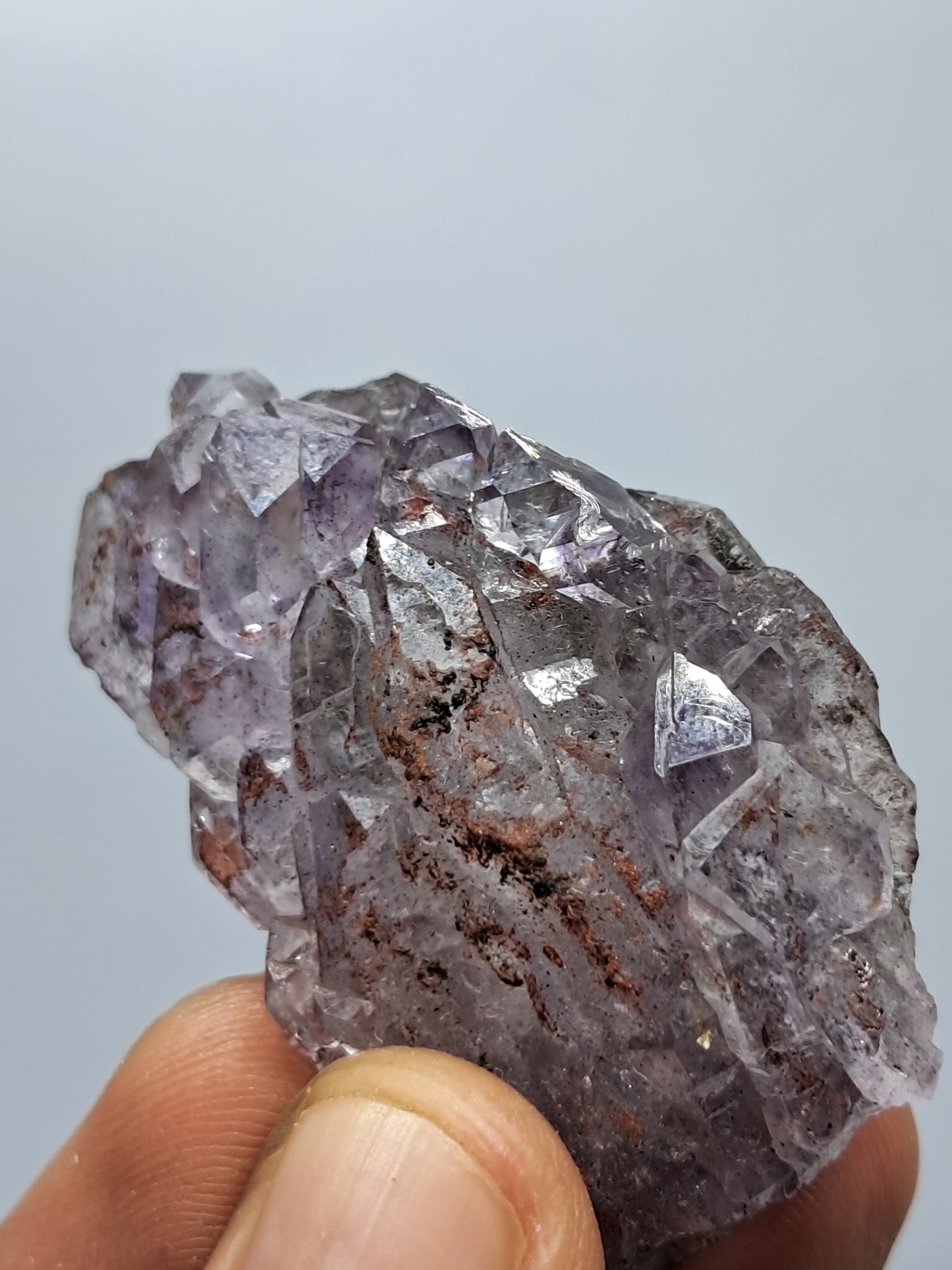 Amatista en racimo con cristal de hematita (karur) y cuarzo morado | Piedra natural | Ejemplar mineral n.° KA87