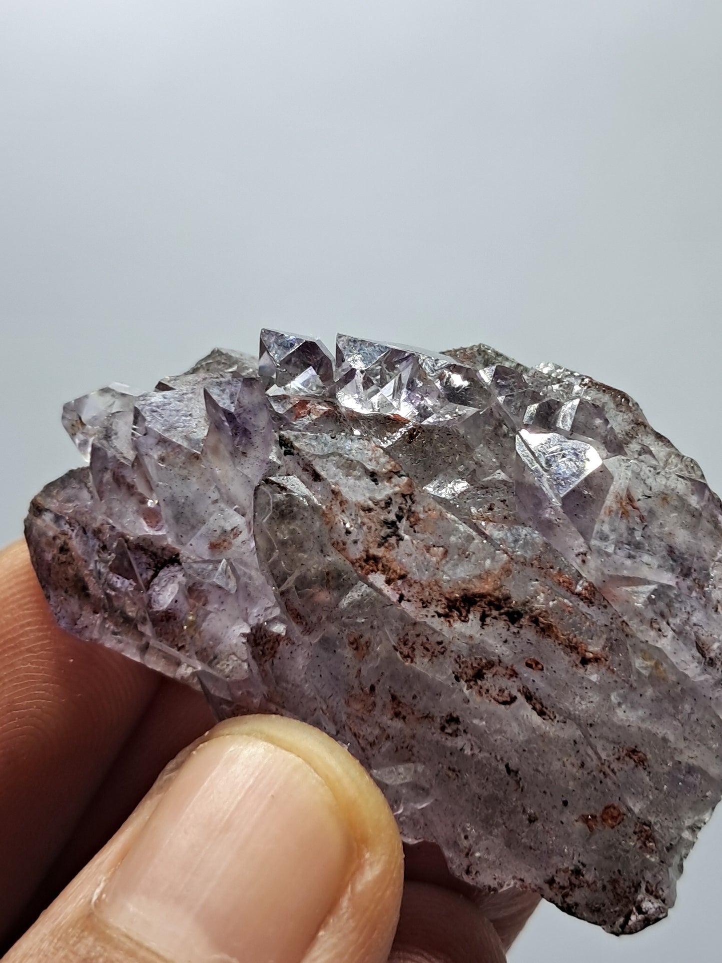 Amatista en racimo con cristal de hematita (karur) y cuarzo morado | Piedra natural | Ejemplar mineral n.° KA87