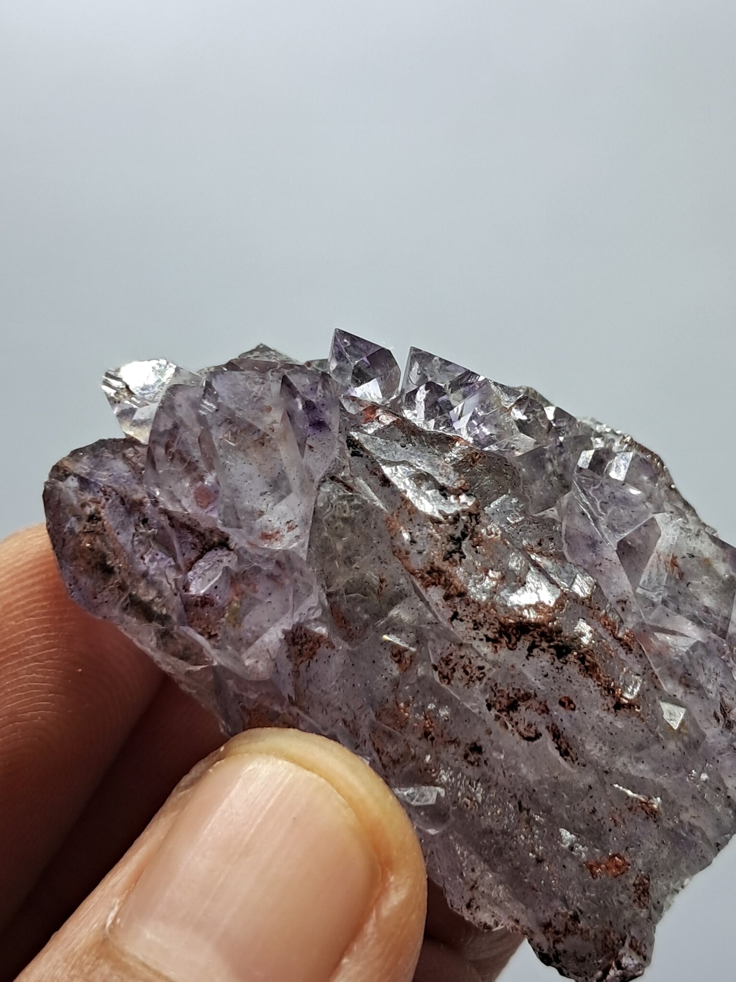 Amatista en racimo con cristal de hematita (karur) y cuarzo morado | Piedra natural | Ejemplar mineral n.° KA87