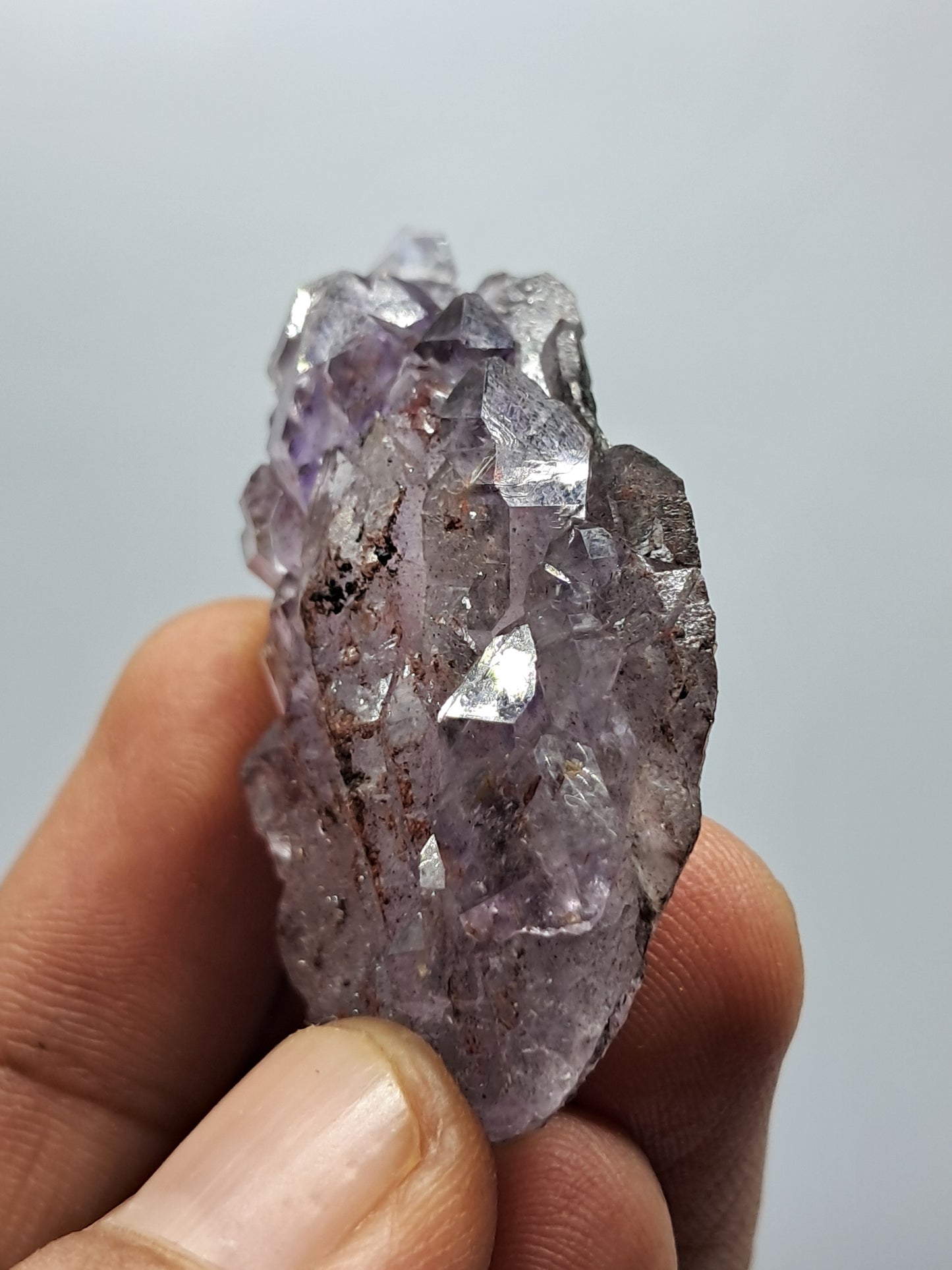 Amatista en racimo con cristal de hematita (karur) y cuarzo morado | Piedra natural | Ejemplar mineral n.° KA87