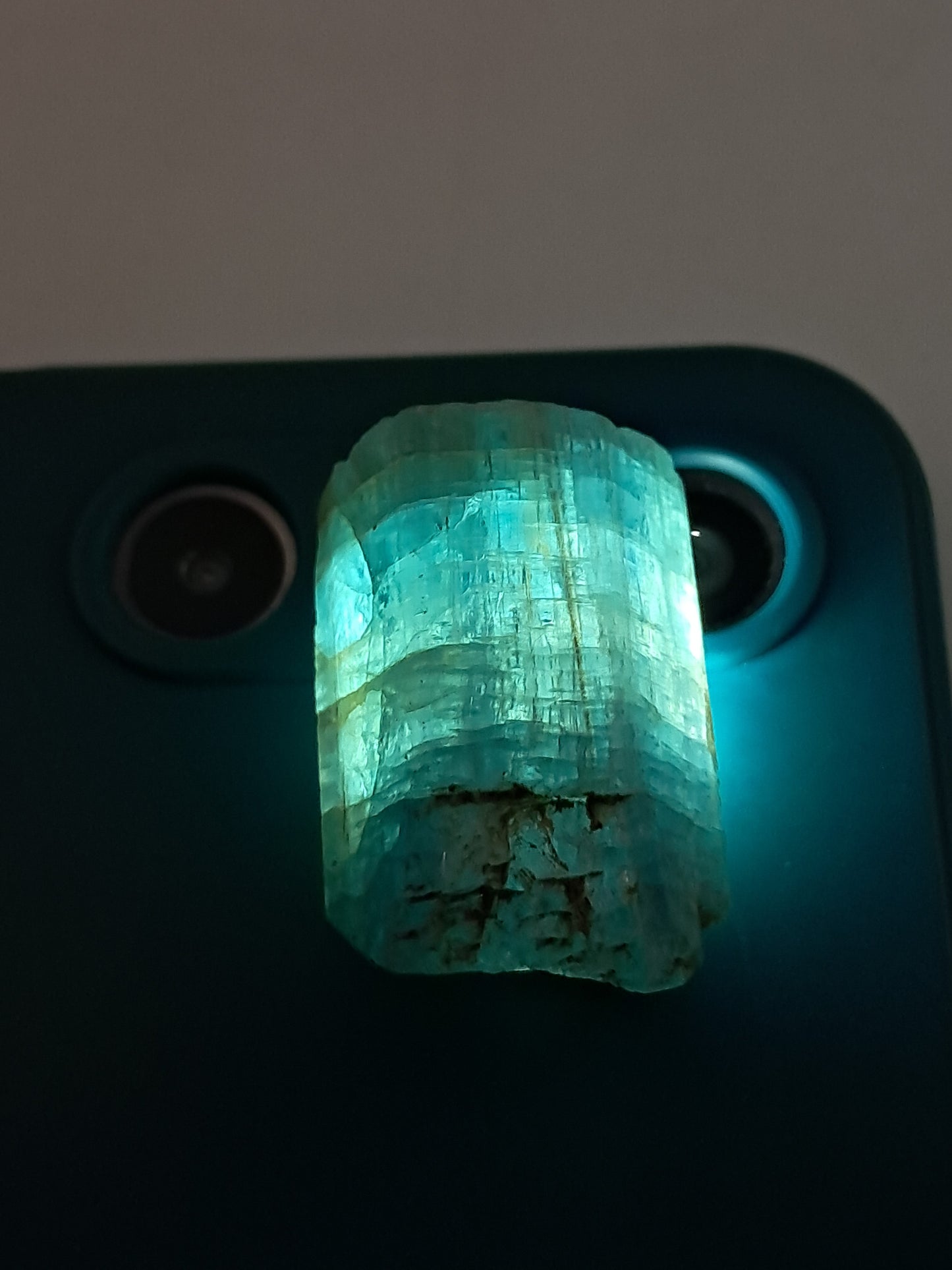 Aguamarina de alta calidad (Karur) en bruto, cristal hexagonal | Ejemplar mineral n.° AQM17
