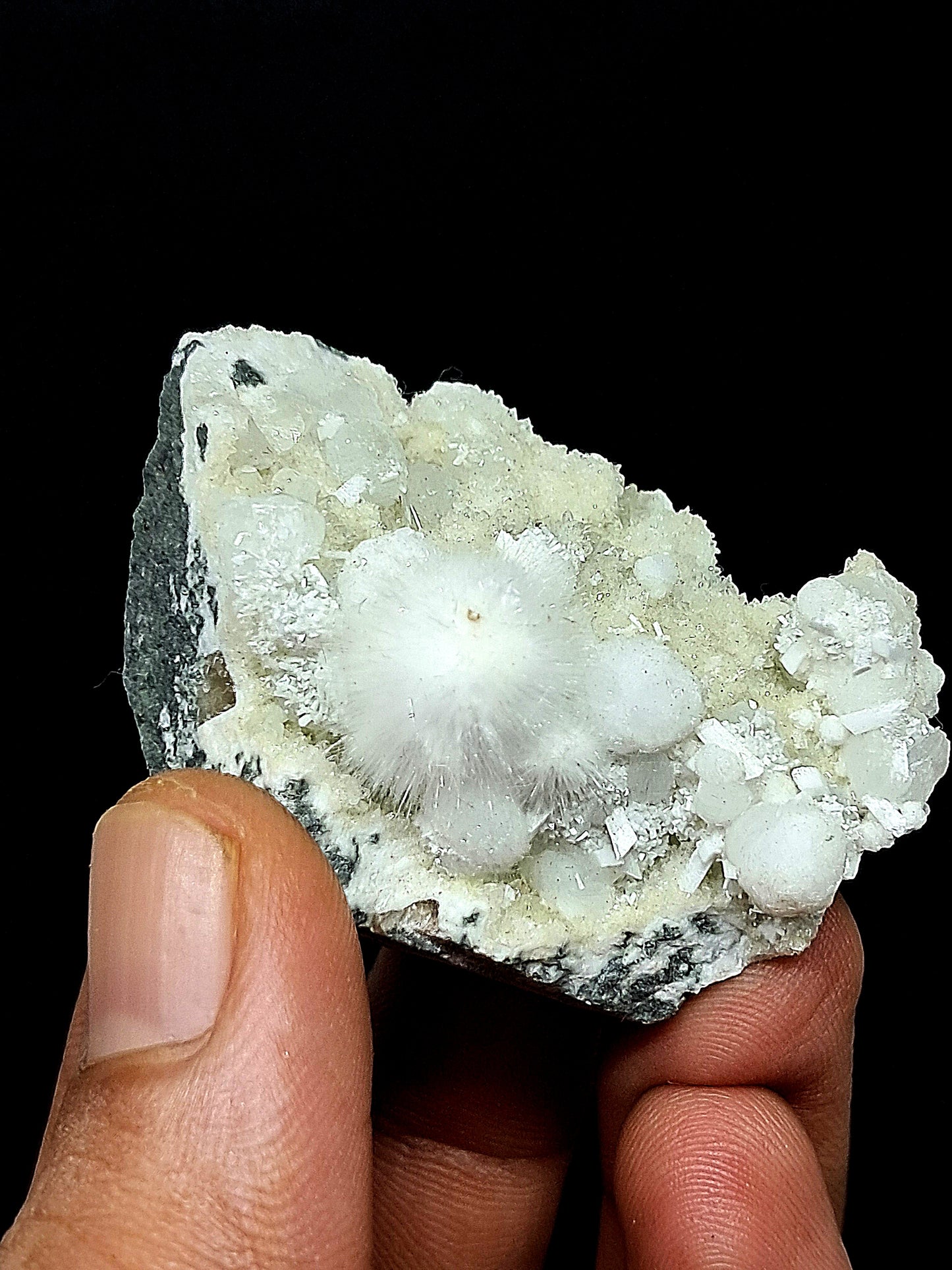 Ejemplar mineral de okenita con girolita sobre matriz de cuarzo drusa (Bombay) | Calidad de coleccionista | Cristal natural n.° OK28