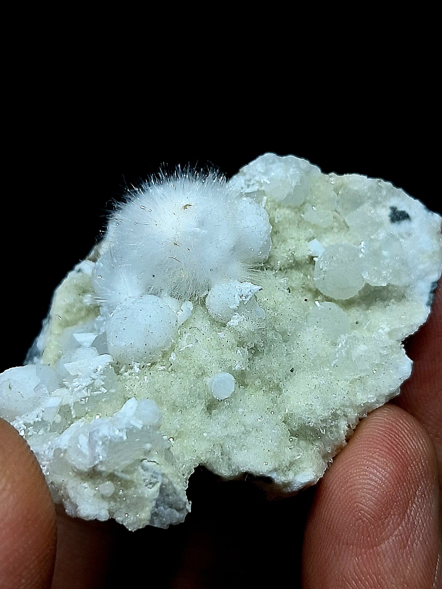 Ejemplar mineral de okenita con girolita sobre matriz de cuarzo drusa (Bombay) | Calidad de coleccionista | Cristal natural n.° OK28
