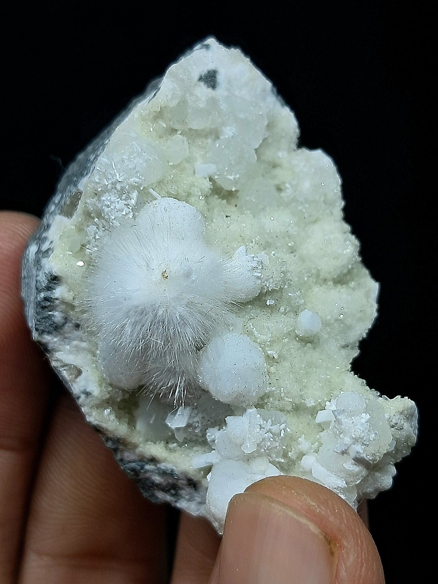Ejemplar mineral de okenita con girolita sobre matriz de cuarzo drusa (Bombay) | Calidad de coleccionista | Cristal natural n.° OK28