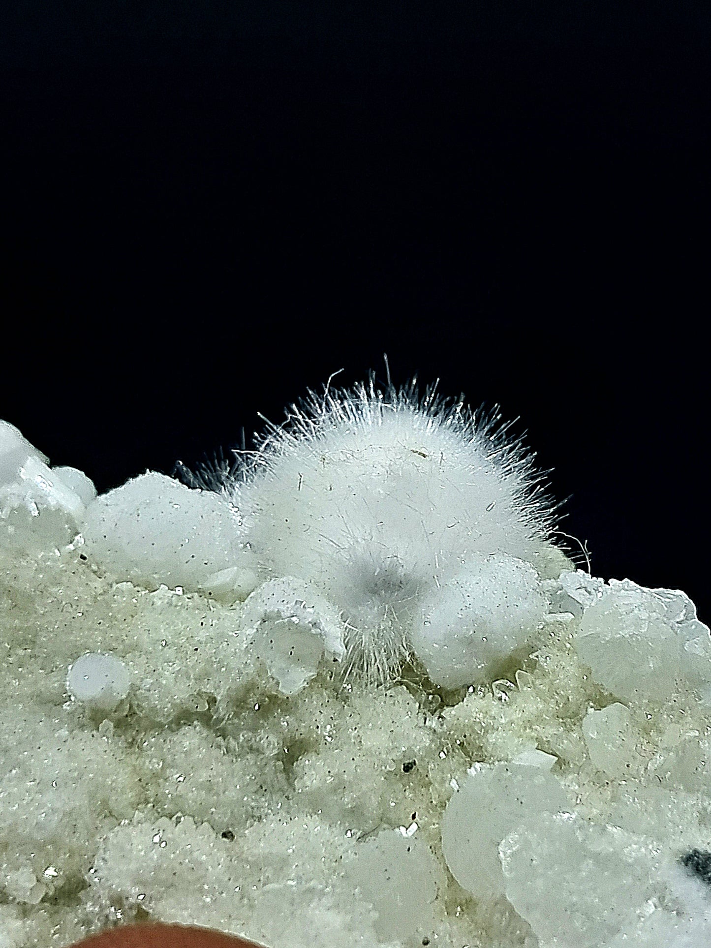 Ejemplar mineral de okenita con girolita sobre matriz de cuarzo drusa (Bombay) | Calidad de coleccionista | Cristal natural n.° OK28