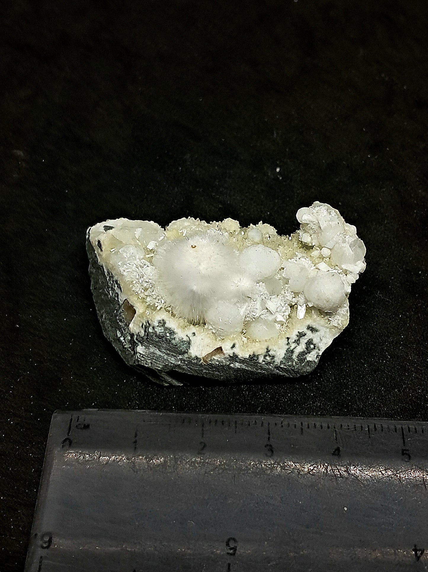 Ejemplar mineral de okenita con girolita sobre matriz de cuarzo drusa (Bombay) | Calidad de coleccionista | Cristal natural n.° OK28