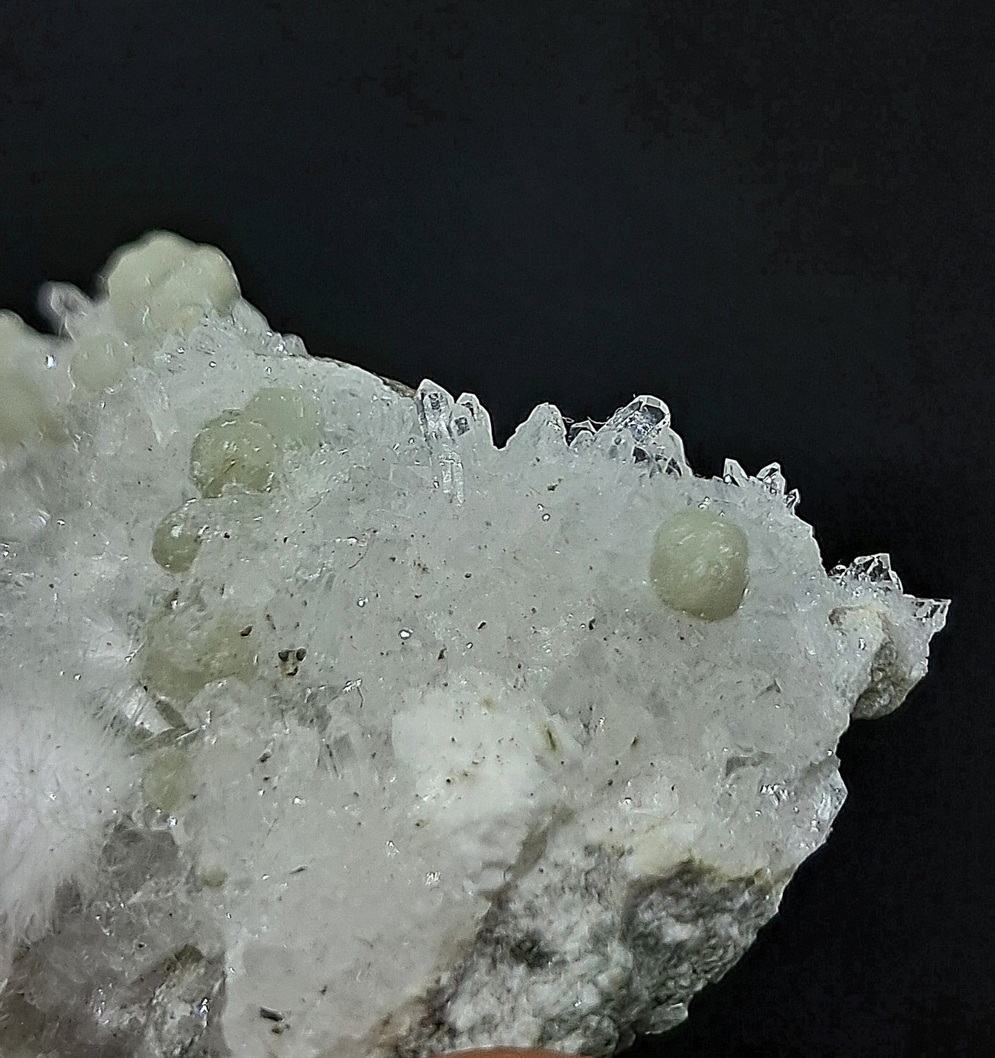 Okenita con girolita sobre matriz de cuarzo (Bombay) | Ejemplar mineral | Calidad de coleccionista | Cristal natural n.° OK29