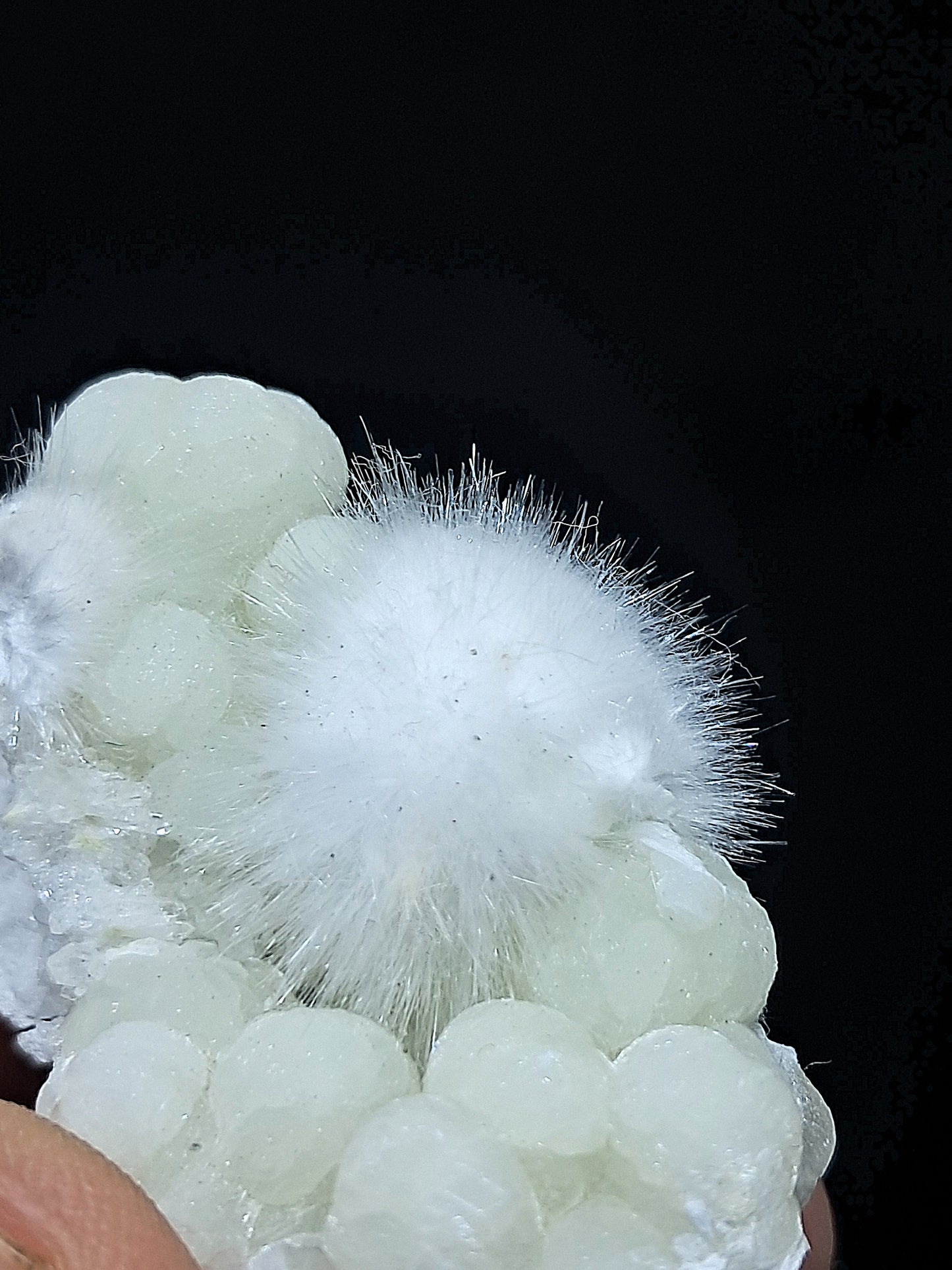Esfera de okenita perfecta con girolita sobre matriz de cuarzo (Bombay) | Calidad de coleccionista | Cristal natural n.° OK30
