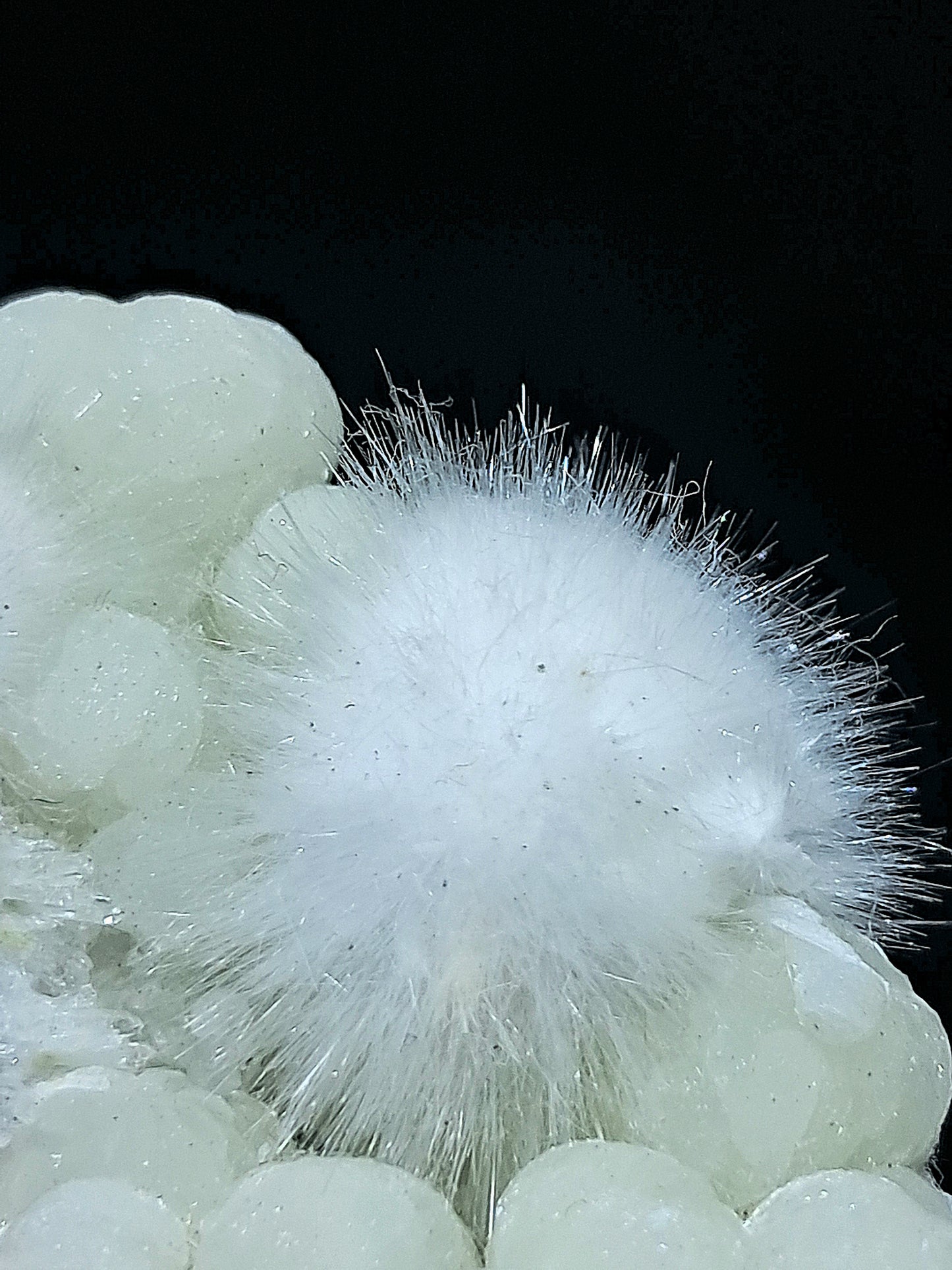 Esfera de okenita perfecta con girolita sobre matriz de cuarzo (Bombay) | Calidad de coleccionista | Cristal natural n.° OK30