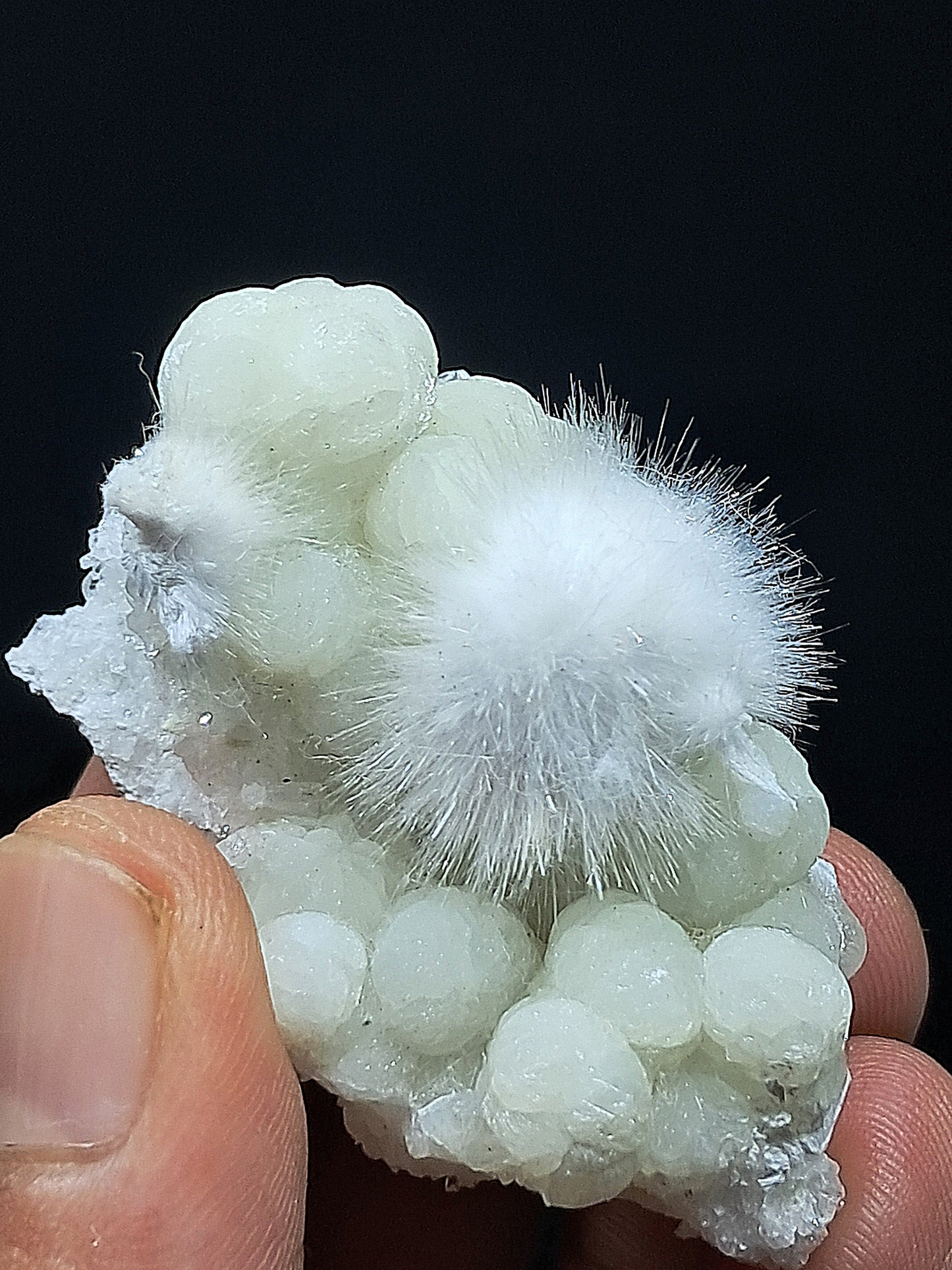 Esfera de okenita perfecta con girolita sobre matriz de cuarzo (Bombay) | Calidad de coleccionista | Cristal natural n.° OK30