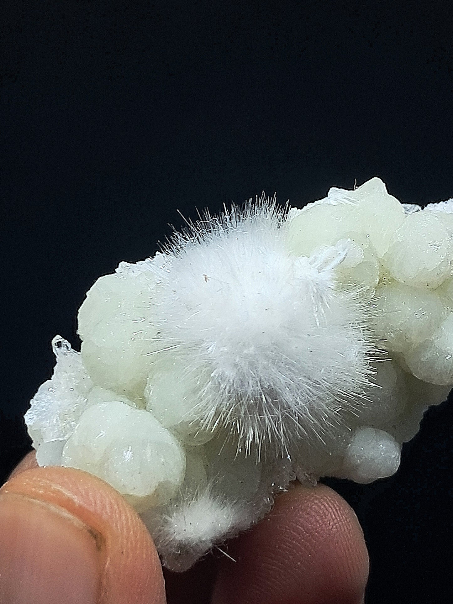 Esfera de okenita perfecta con girolita sobre matriz de cuarzo (Bombay) | Calidad de coleccionista | Cristal natural n.° OK30