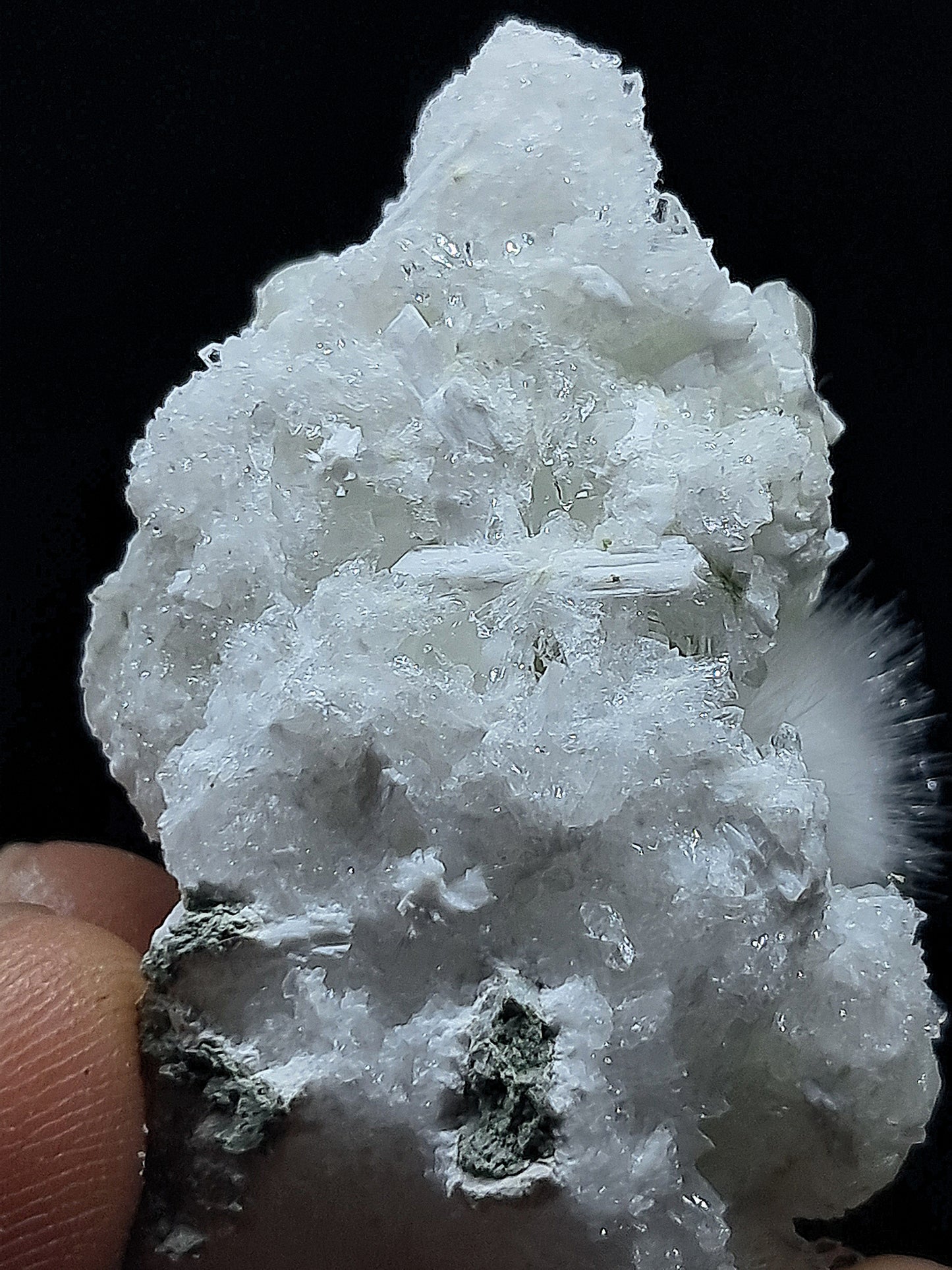 Esfera de okenita perfecta con girolita sobre matriz de cuarzo (Bombay) | Calidad de coleccionista | Cristal natural n.° OK30