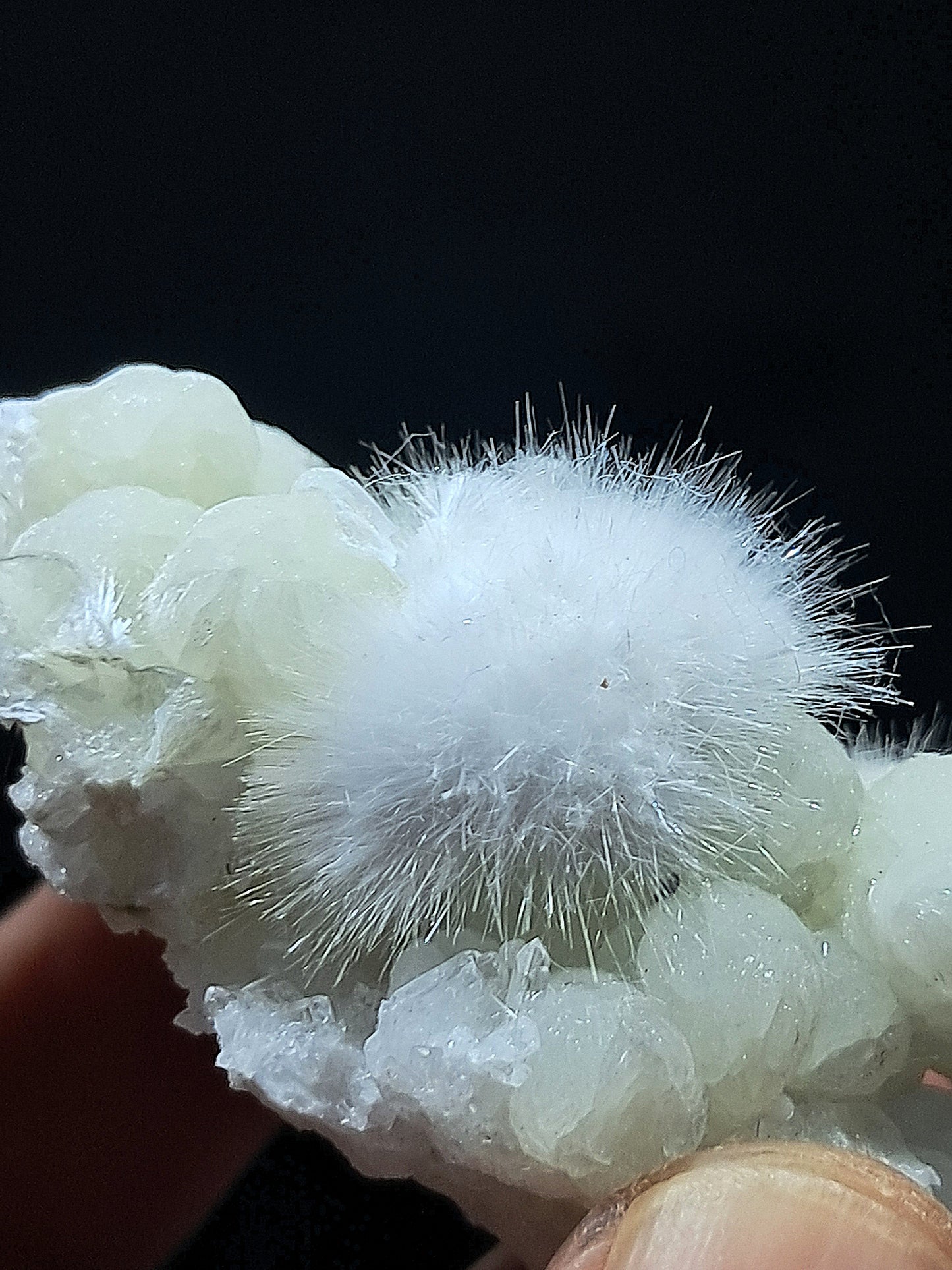 Esfera de okenita perfecta con girolita sobre matriz de cuarzo (Bombay) | Calidad de coleccionista | Cristal natural n.° OK30