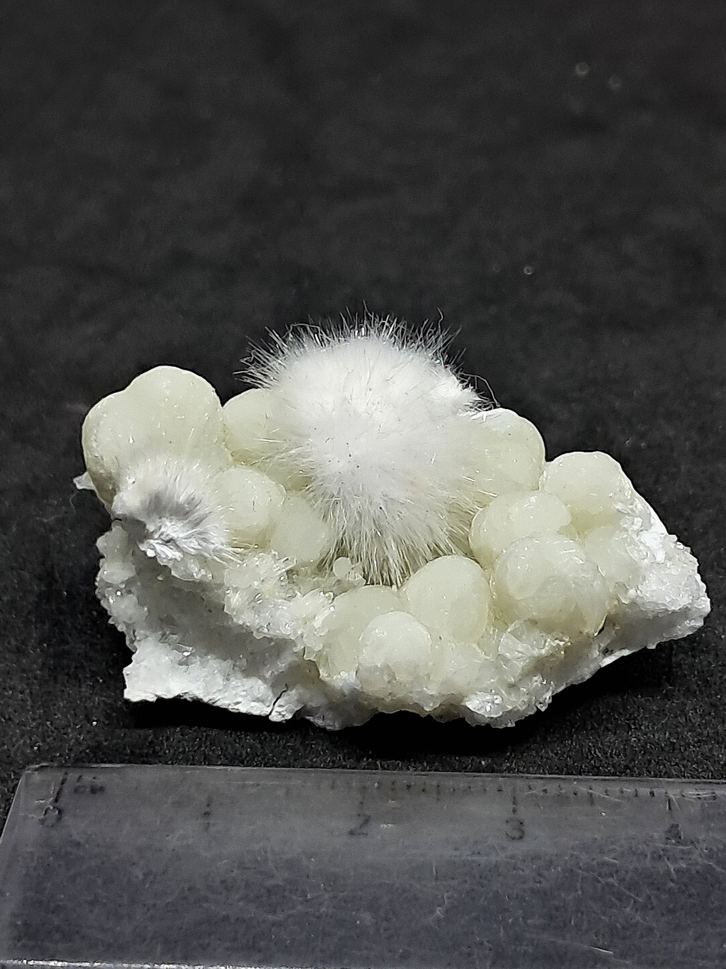 Esfera de okenita perfecta con girolita sobre matriz de cuarzo (Bombay) | Calidad de coleccionista | Cristal natural n.° OK30