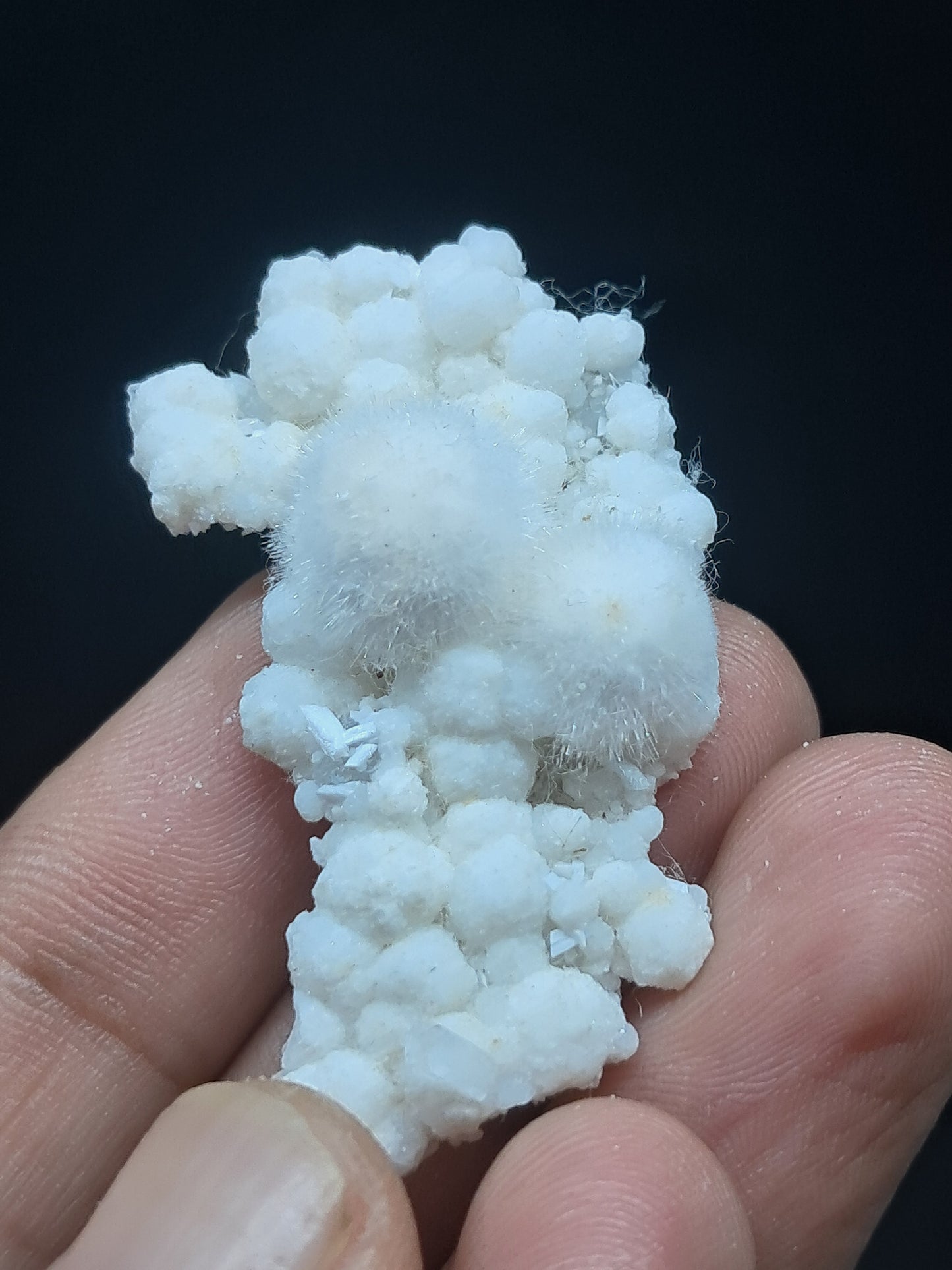 Ejemplar mineral de okenita sobre girolita (Bombay) | Cristal natural n.° OK33