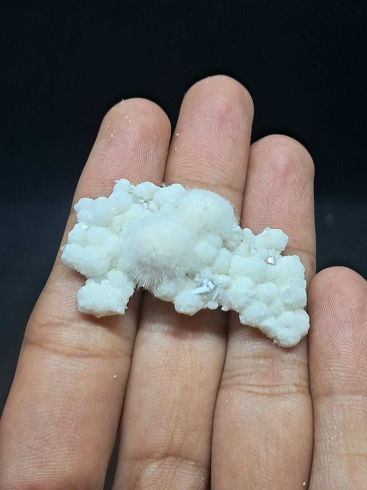 Ejemplar mineral de okenita sobre girolita (Bombay) | Cristal natural n.° OK33