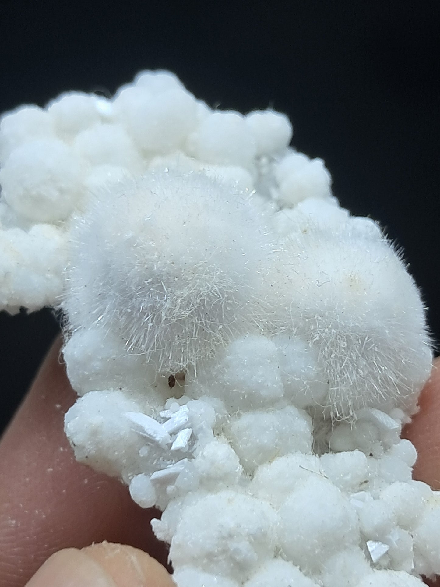 Ejemplar mineral de okenita sobre girolita (Bombay) | Cristal natural n.° OK33
