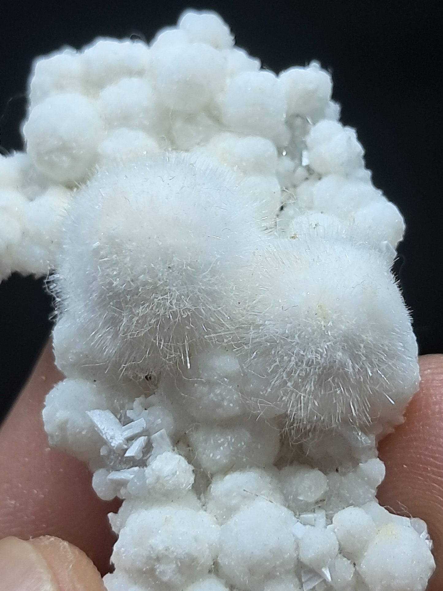 Ejemplar mineral de okenita sobre girolita (Bombay) | Cristal natural n.° OK33
