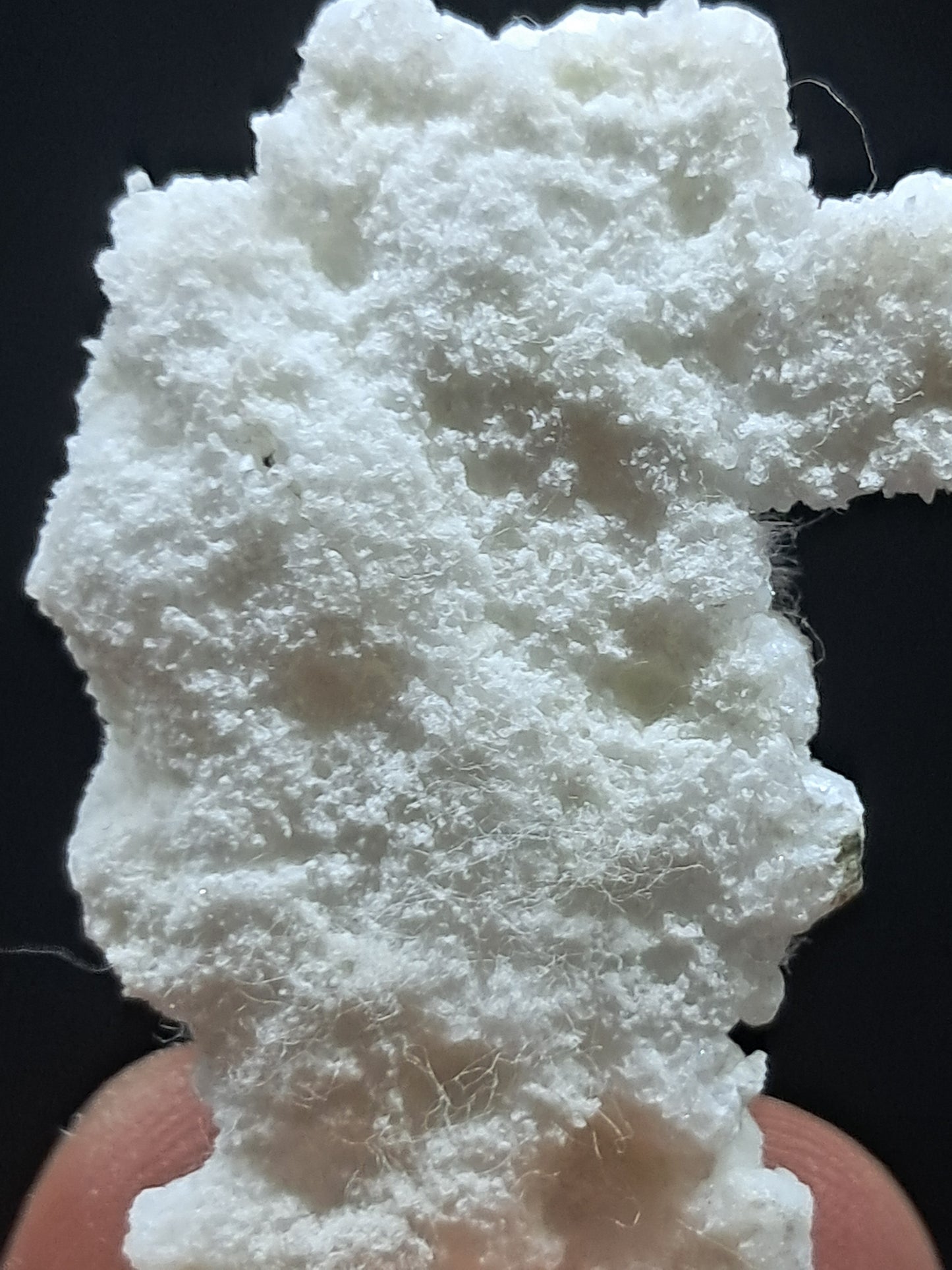 Ejemplar mineral de okenita sobre girolita (Bombay) | Cristal natural n.° OK33