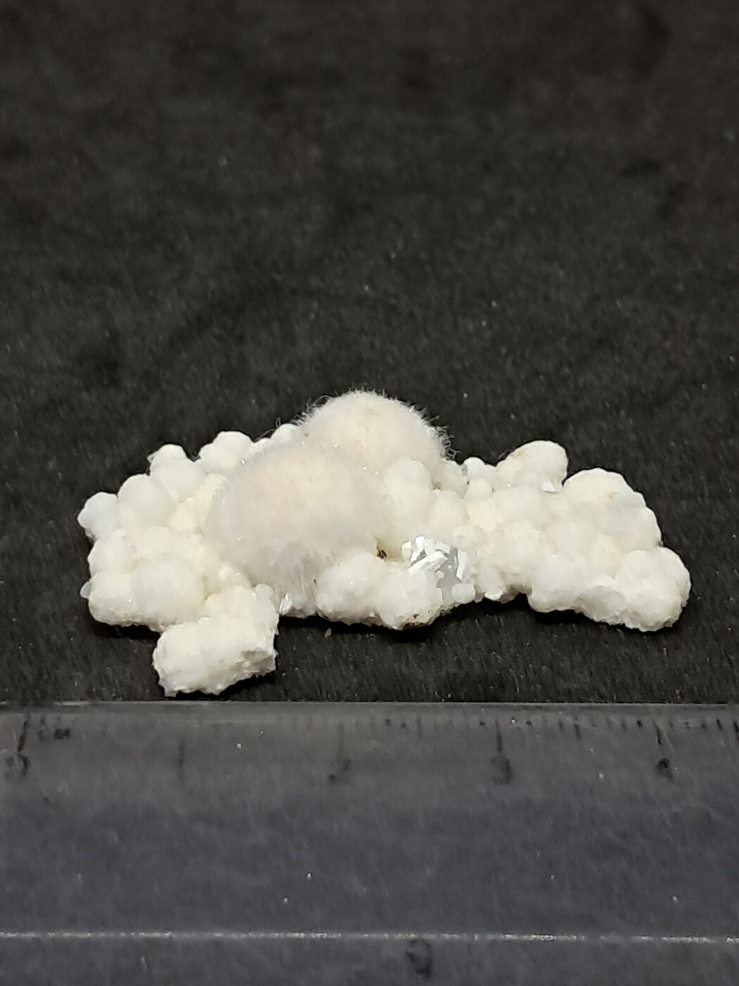 Ejemplar mineral de okenita sobre girolita (Bombay) | Cristal natural n.° OK33