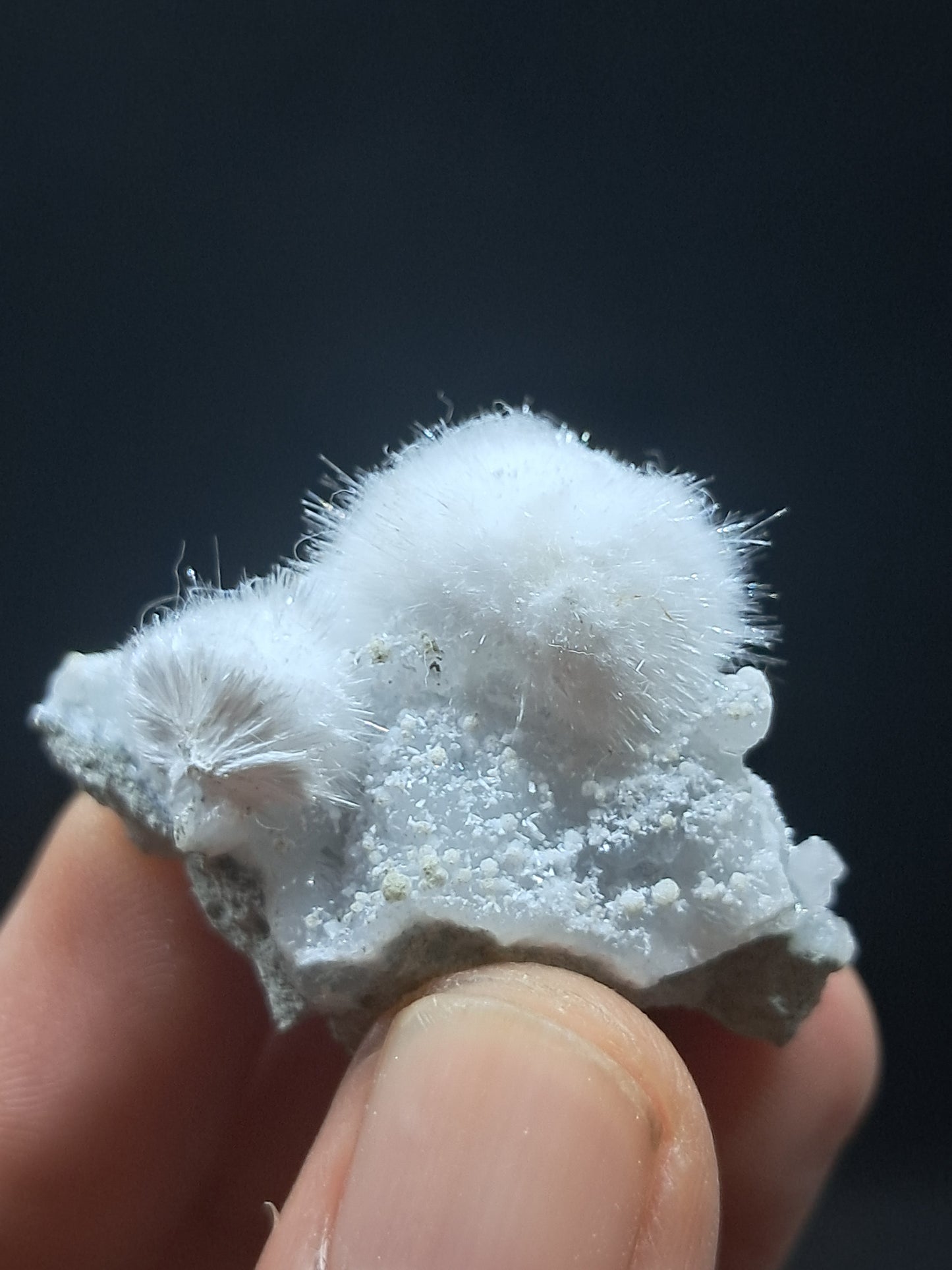 Ejemplar mineral de okenita sobre matriz de cuarzo y basalto (Bombay) | Cristal natural n.° OK34