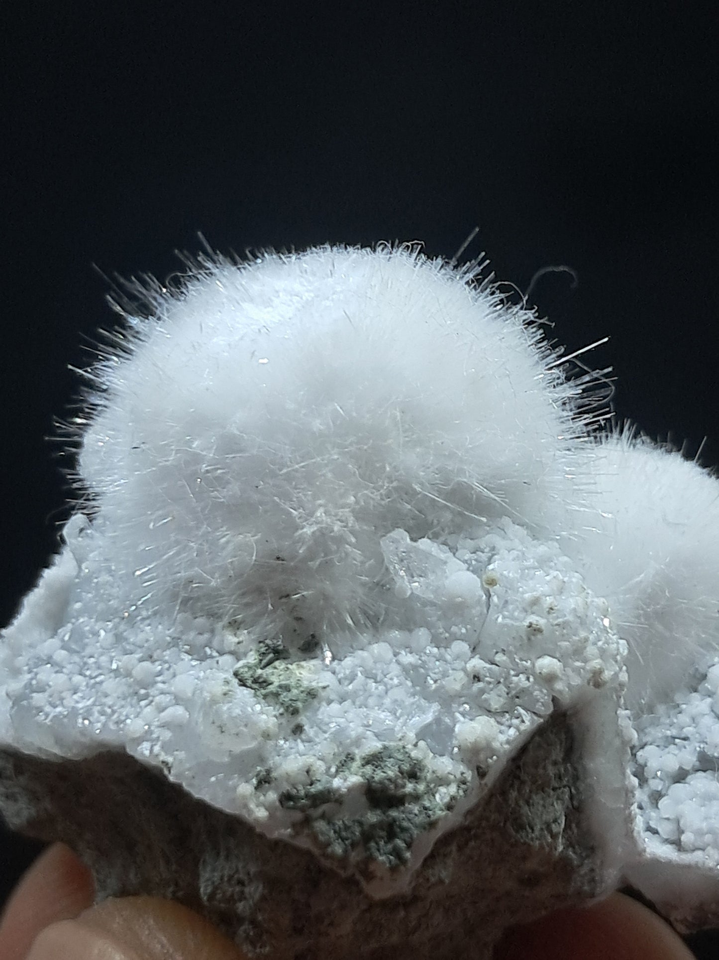 Ejemplar mineral de okenita sobre matriz de cuarzo y basalto (Bombay) | Cristal natural n.° OK34