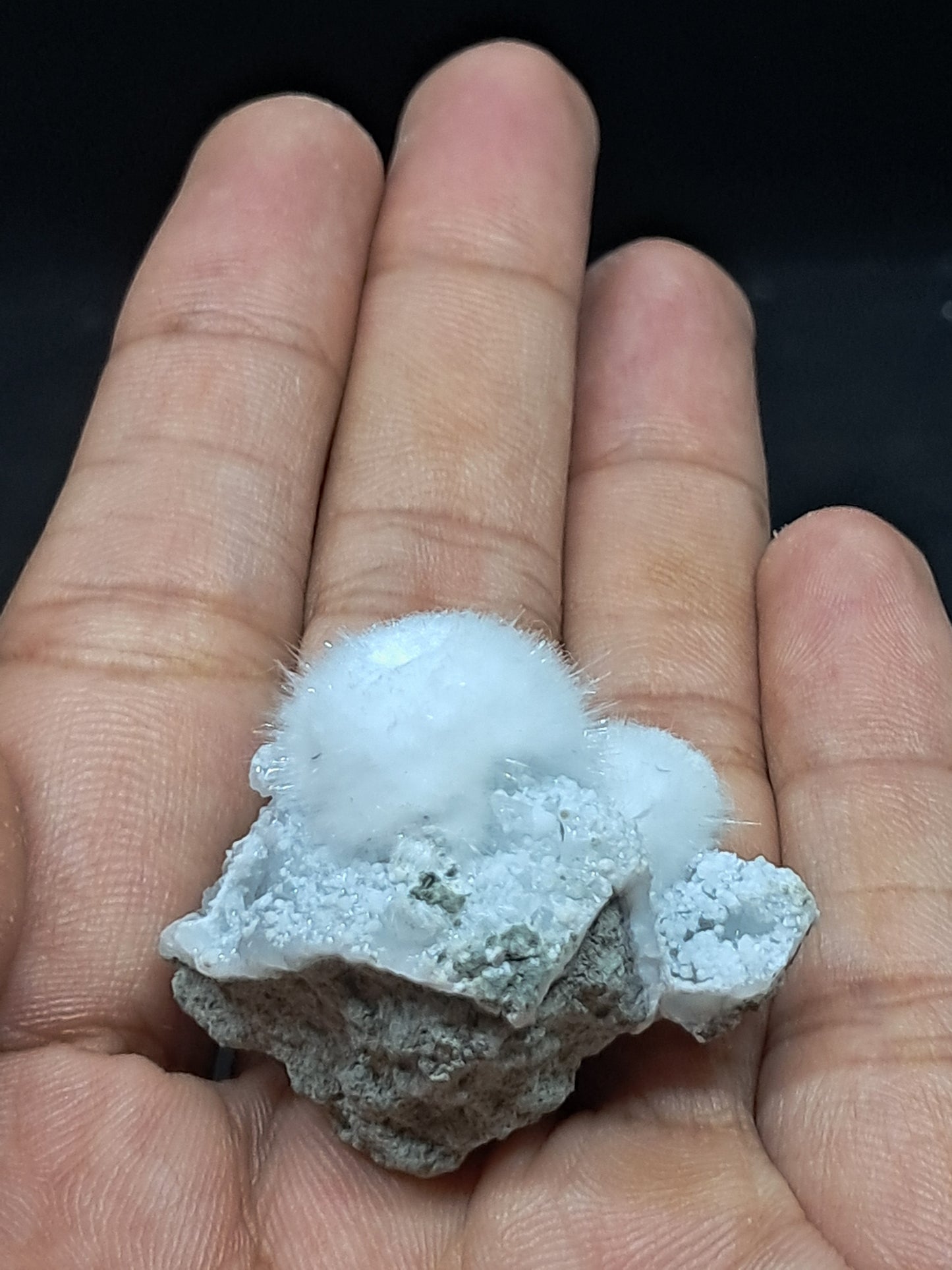 Ejemplar mineral de okenita sobre matriz de cuarzo y basalto (Bombay) | Cristal natural n.° OK34