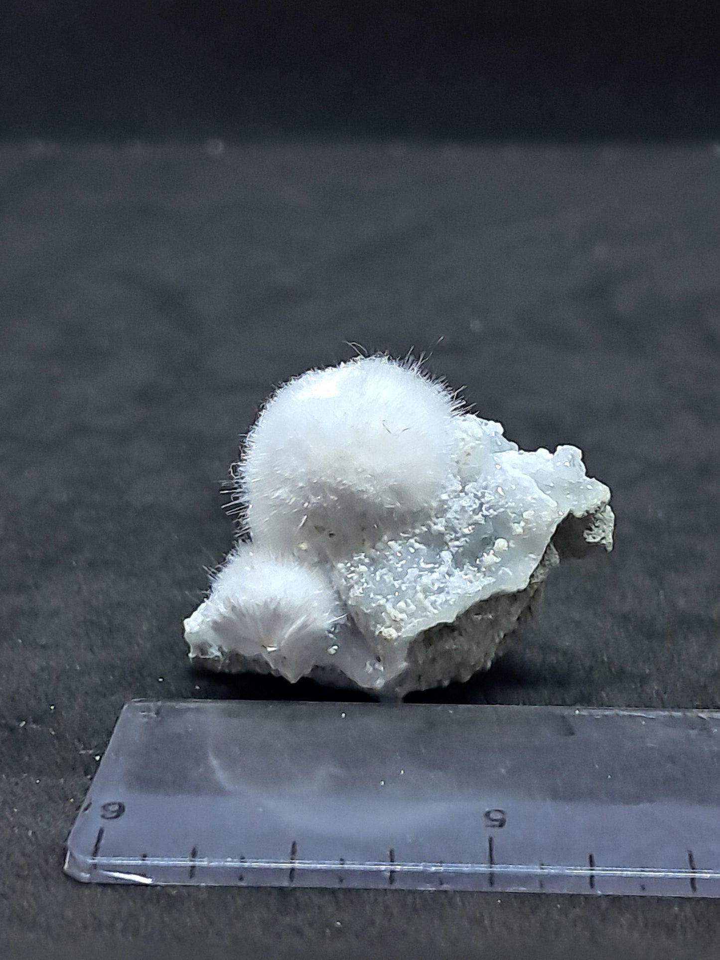 Ejemplar mineral de okenita sobre matriz de cuarzo y basalto (Bombay) | Cristal natural n.° OK34