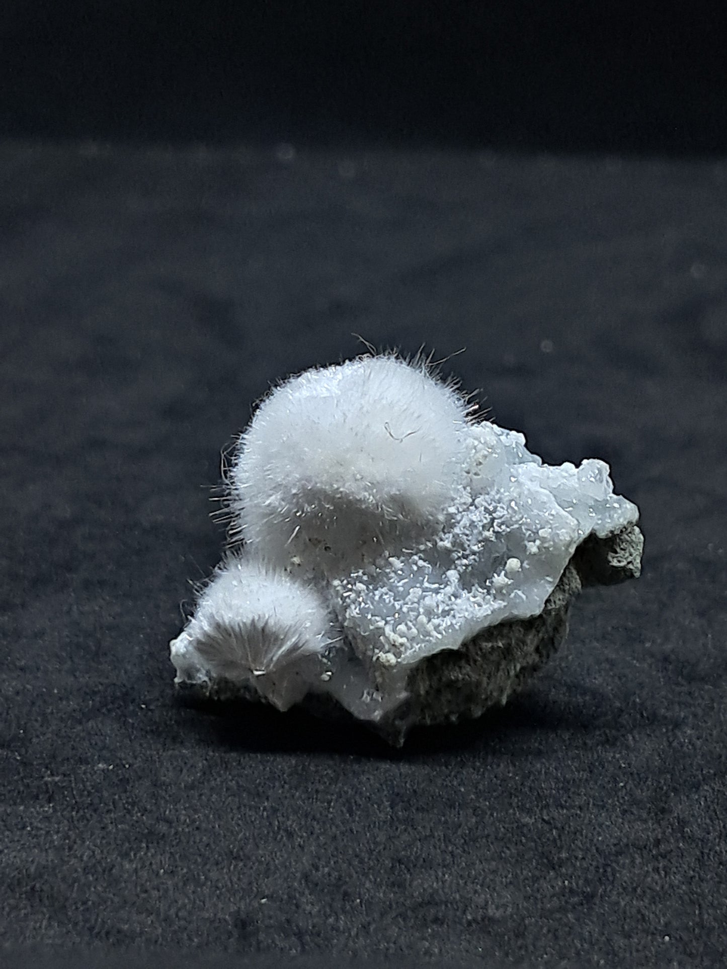 Ejemplar mineral de okenita sobre matriz de cuarzo y basalto (Bombay) | Cristal natural n.° OK34