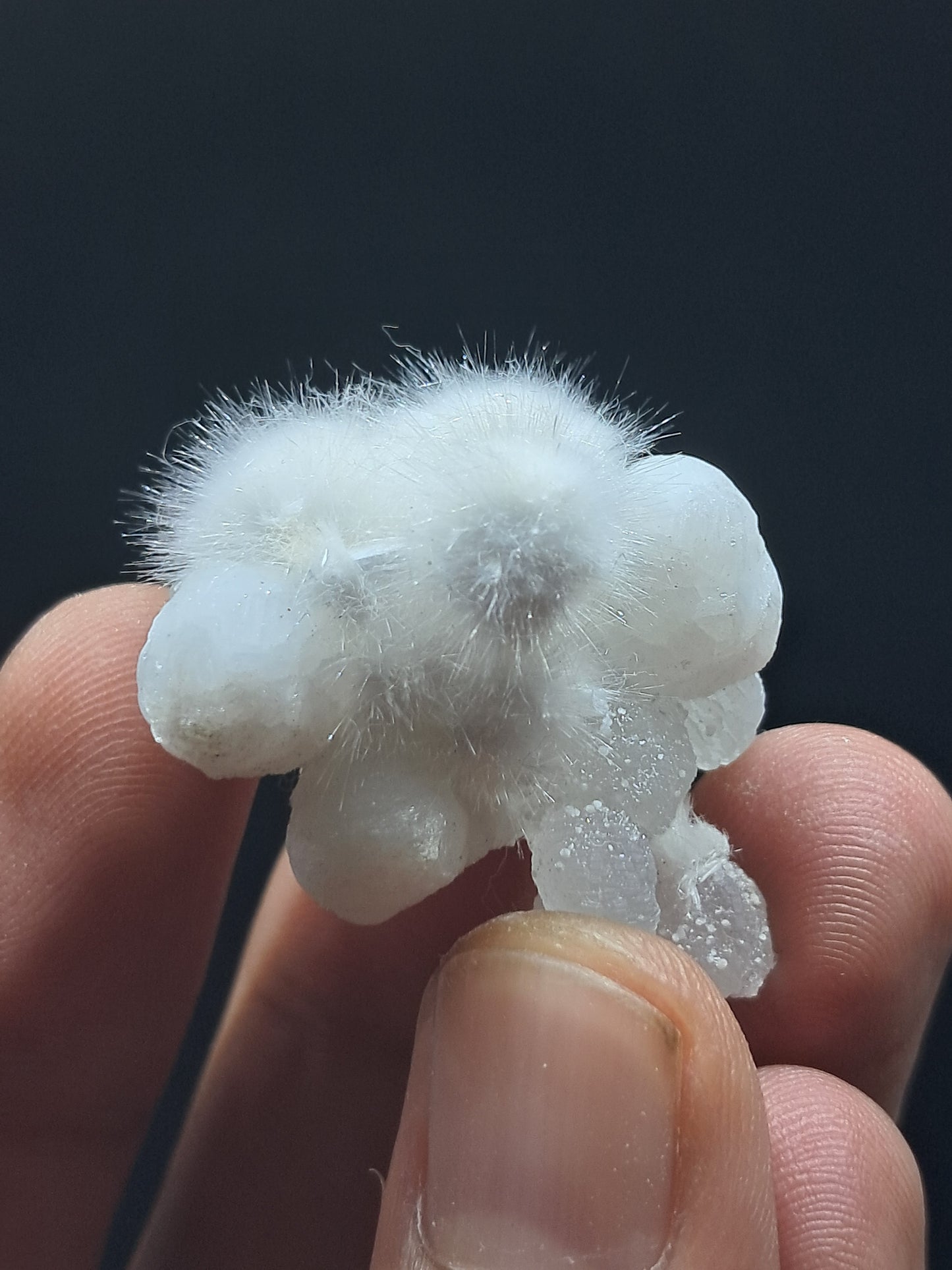 Ejemplar mineral de okenita sobre girolita (Bombay) | Cristal natural n.° OK35