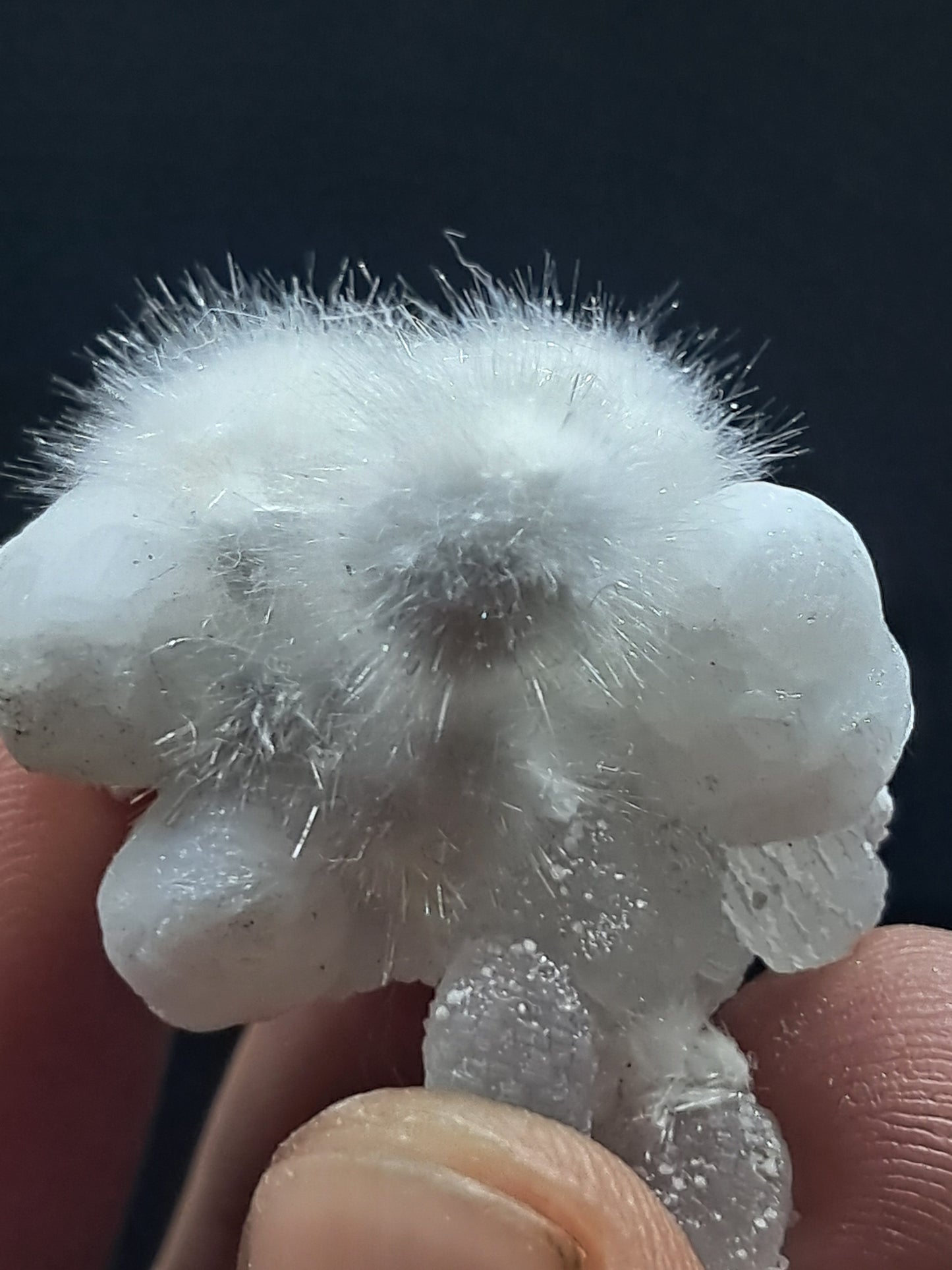 Ejemplar mineral de okenita sobre girolita (Bombay) | Cristal natural n.° OK35