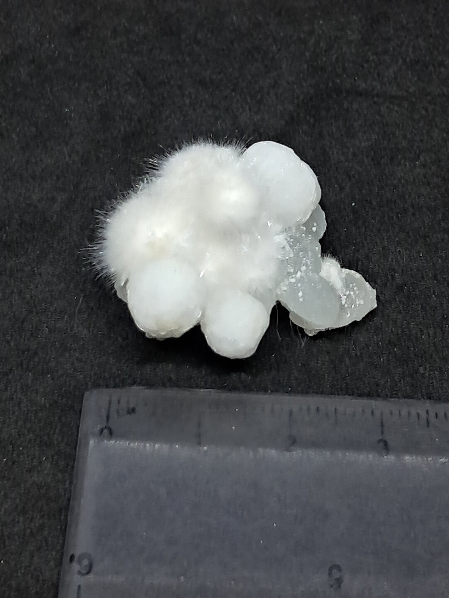 Ejemplar mineral de okenita sobre girolita (Bombay) | Cristal natural n.° OK35