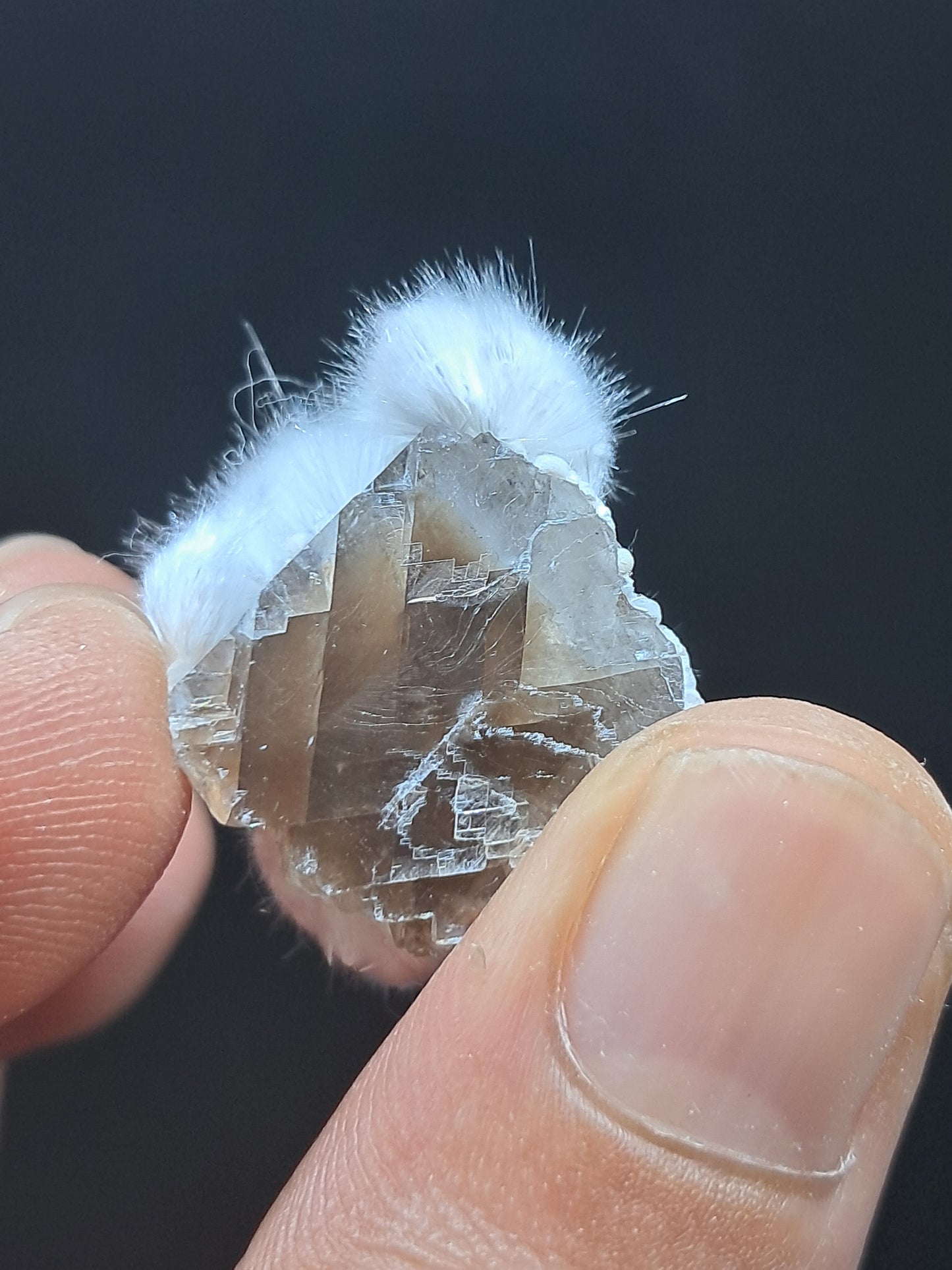 Bola de okenita sobre calcita ahumada (Bombay) | Cristal natural n.° OK36