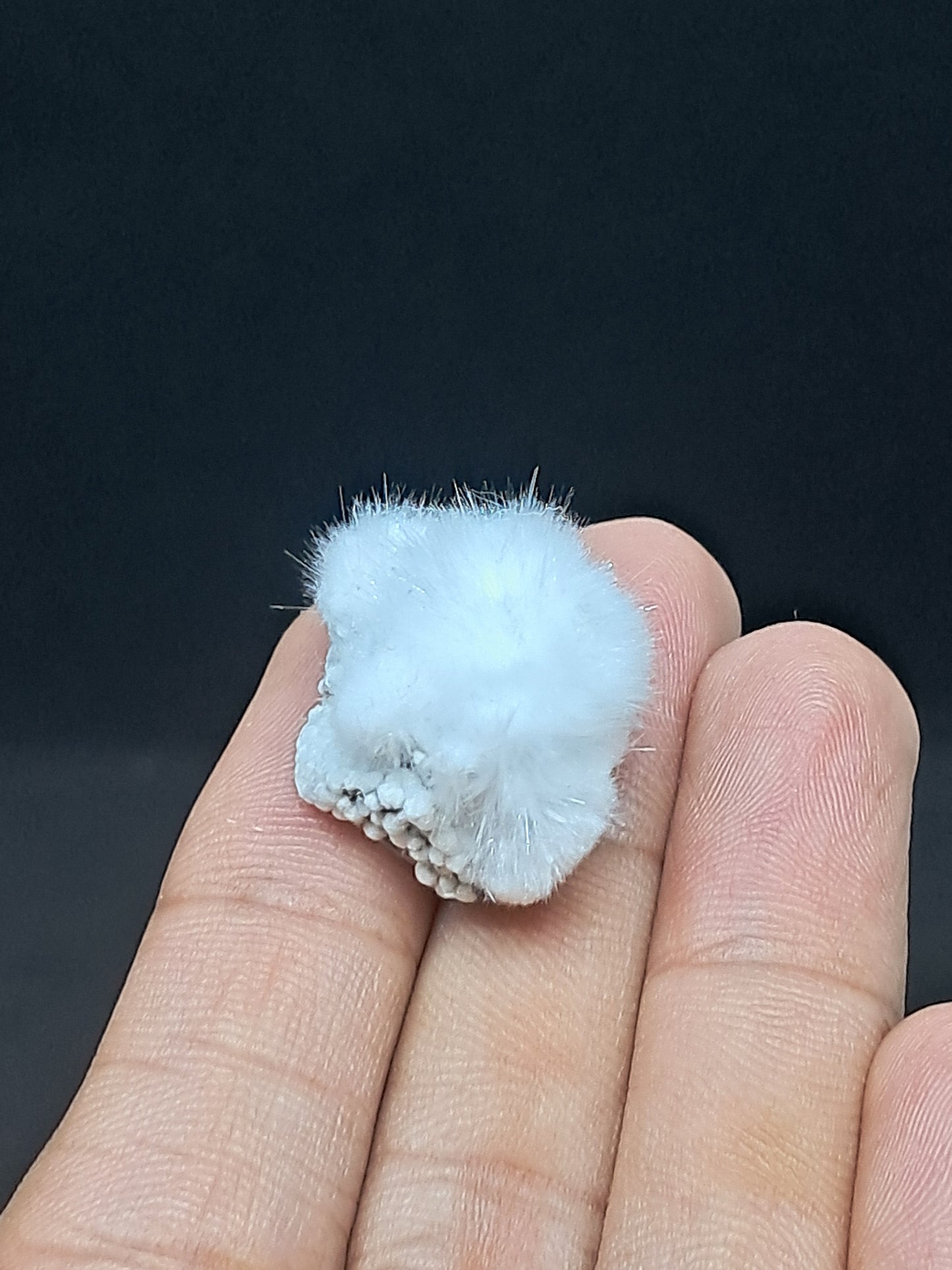 Bola de okenita sobre calcita ahumada (Bombay) | Cristal natural n.° OK36