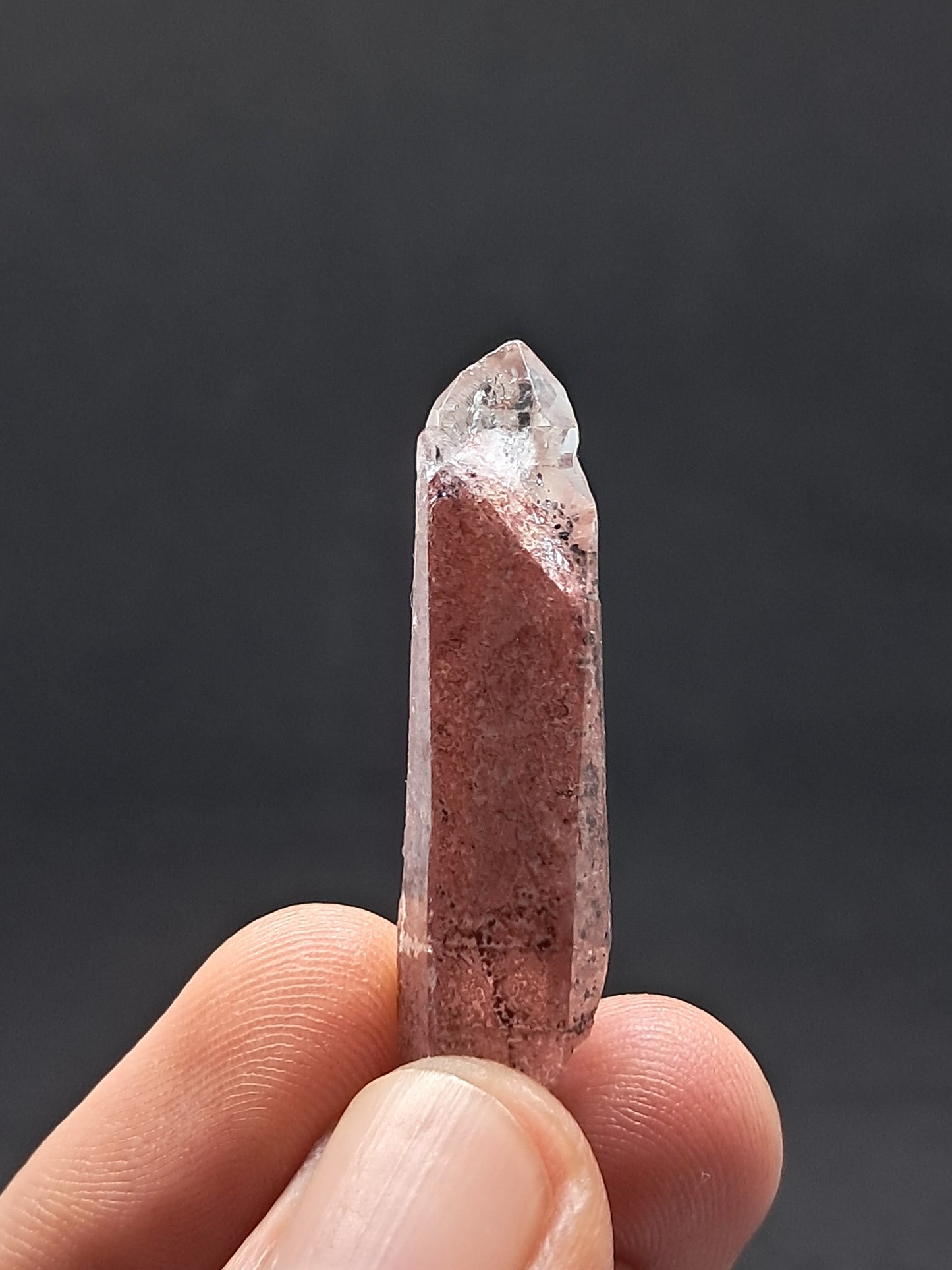 Punta de cristal natural de cuarzo fantasma hematita (Telangana) | Ejemplar mineral n.° HPQ7