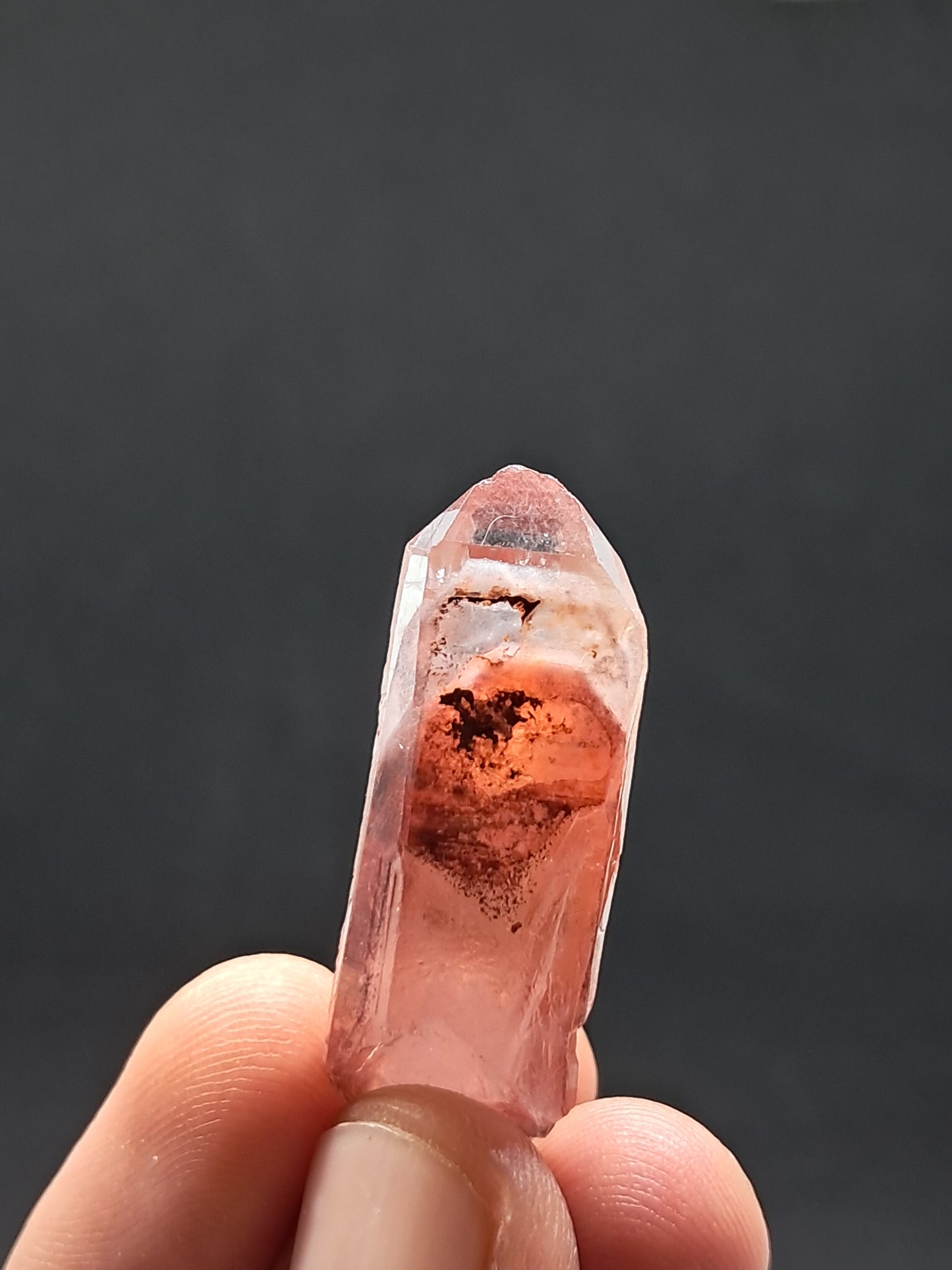Punta de cristal natural de cuarzo fantasma hematita (Telangana) | Ejemplar mineral n.° HPQ10