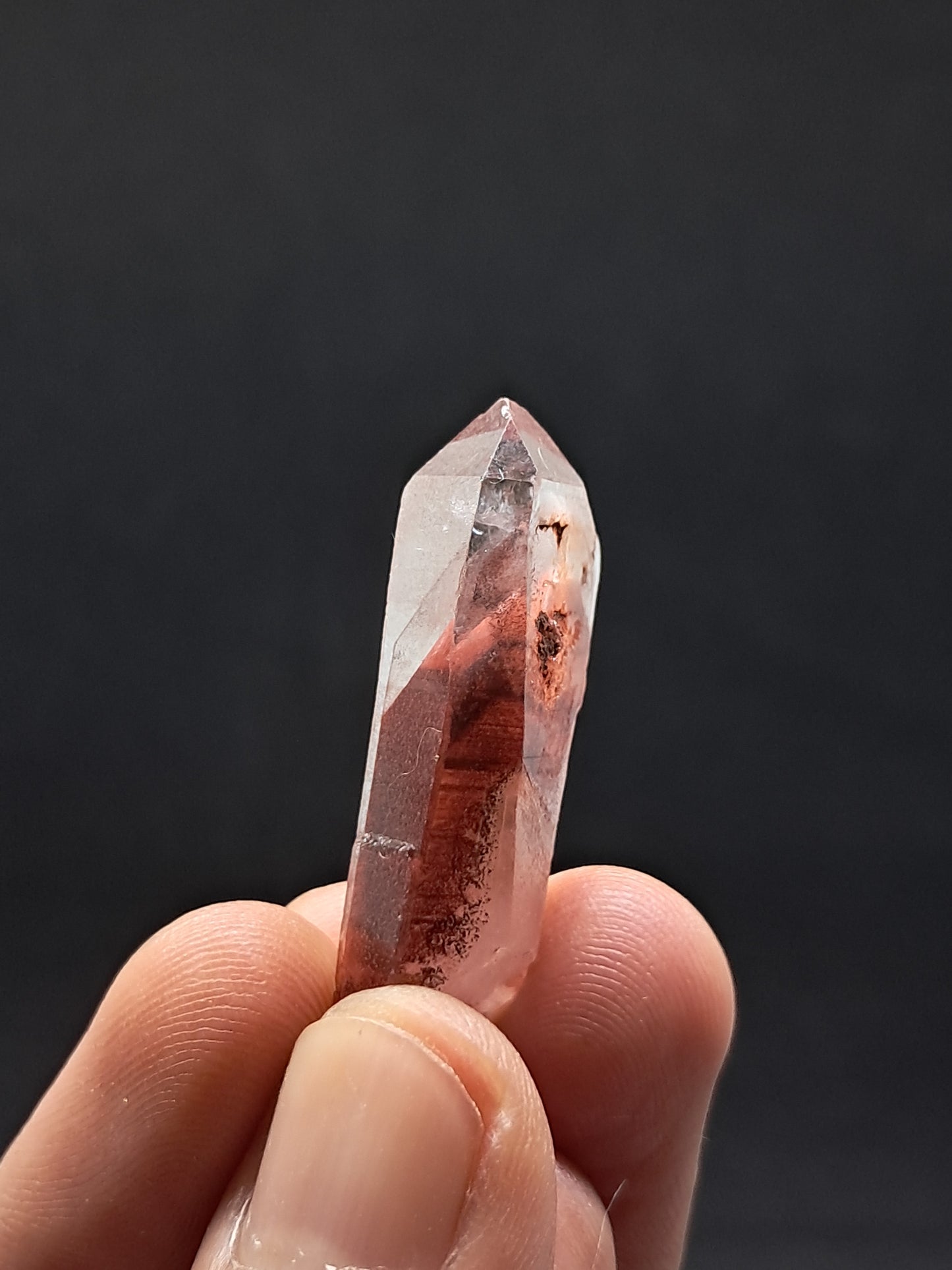 Punta de cristal natural de cuarzo fantasma hematita (Telangana) | Ejemplar mineral n.° HPQ10