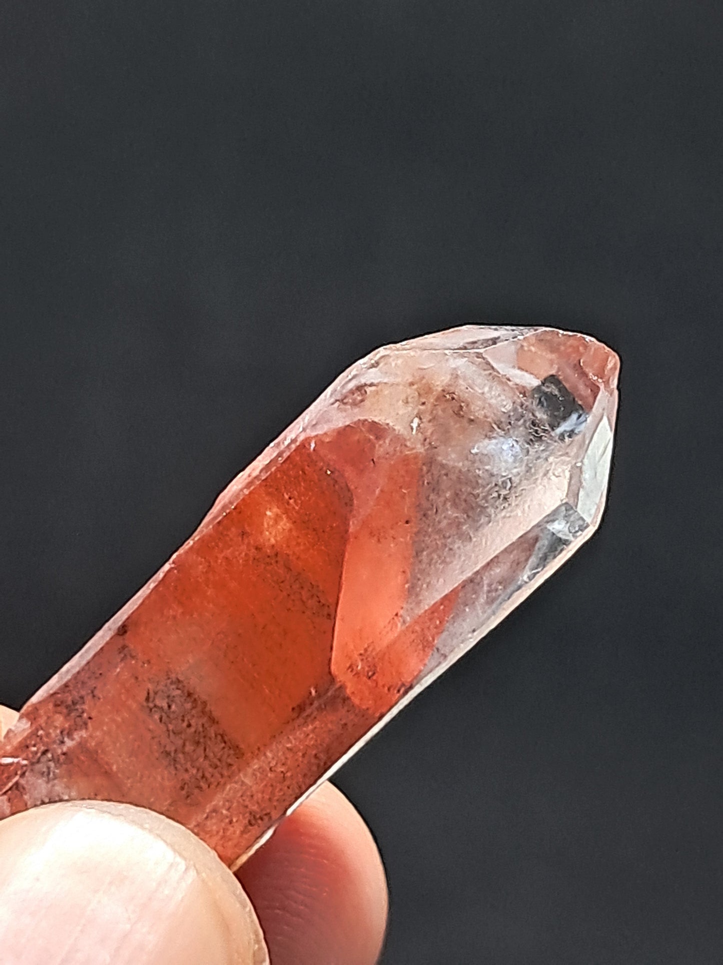 Punta de cristal natural de cuarzo fantasma hematita (Telangana) | Ejemplar mineral n.° HPQ10