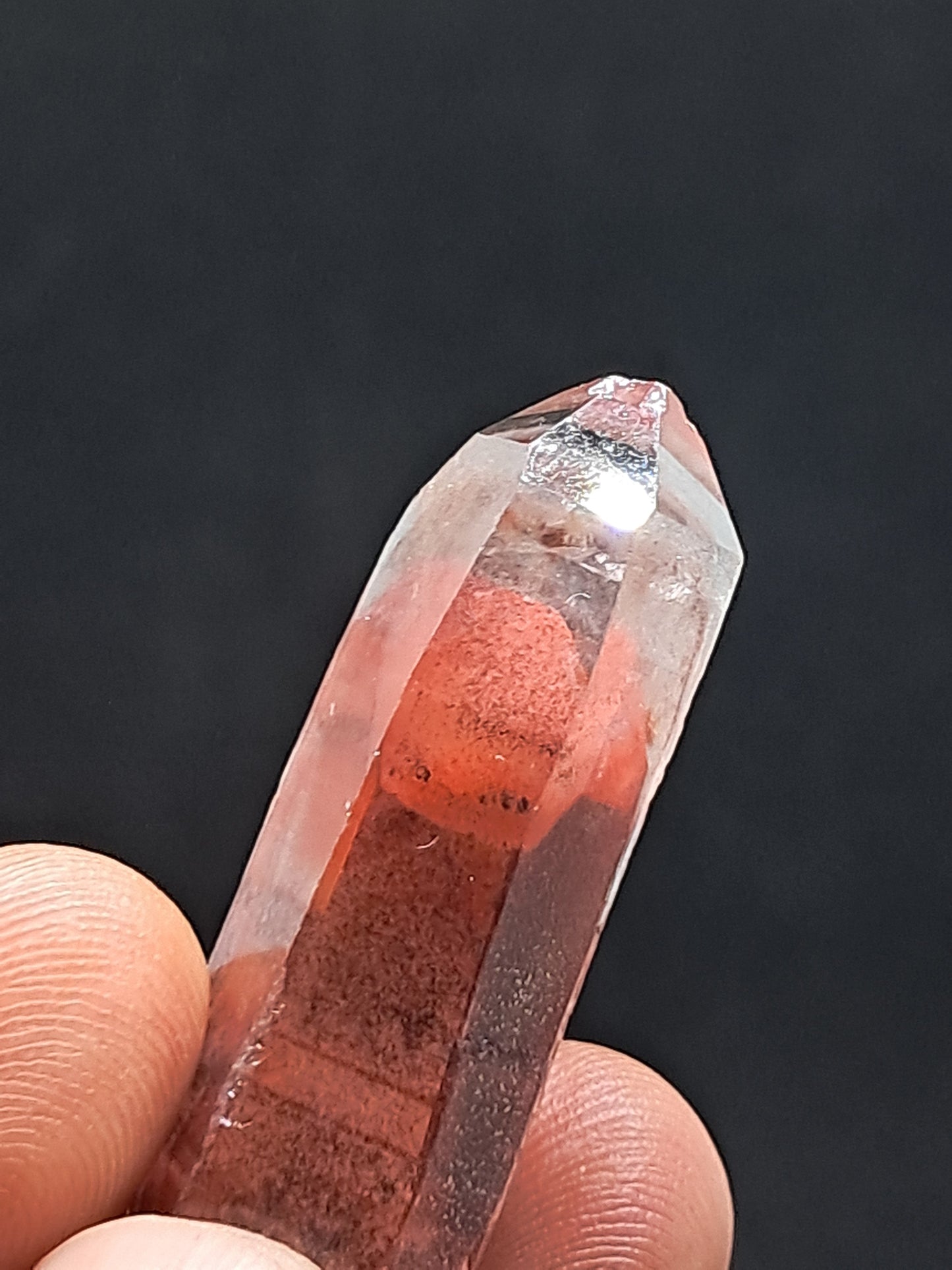 Punta de cristal natural de cuarzo fantasma hematita (Telangana) | Ejemplar mineral n.° HPQ10