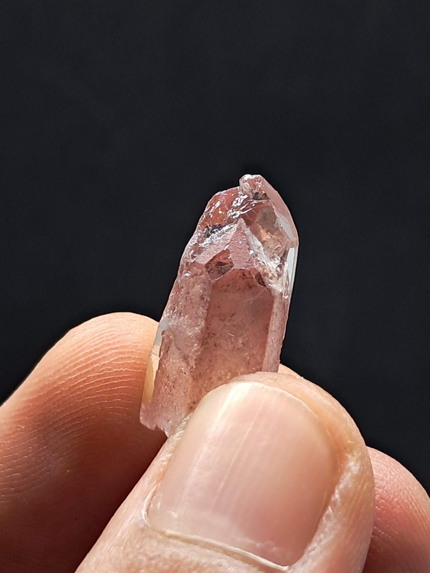 Punta de cristal natural de cuarzo fantasma hematita (Telangana) | Ejemplar mineral n.° HPQ19
