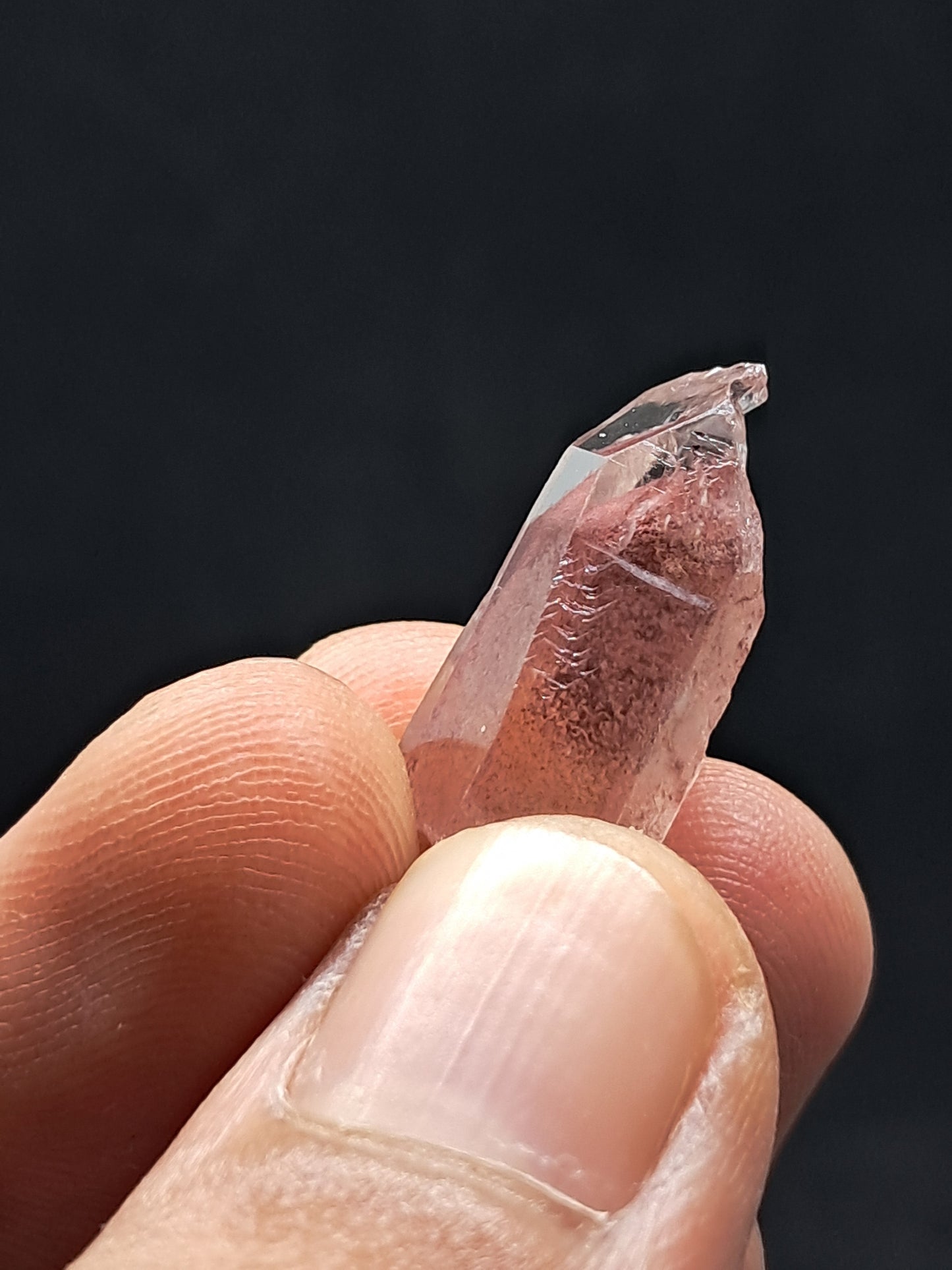 Punta de cristal natural de cuarzo fantasma hematita (Telangana) | Ejemplar mineral n.° HPQ19