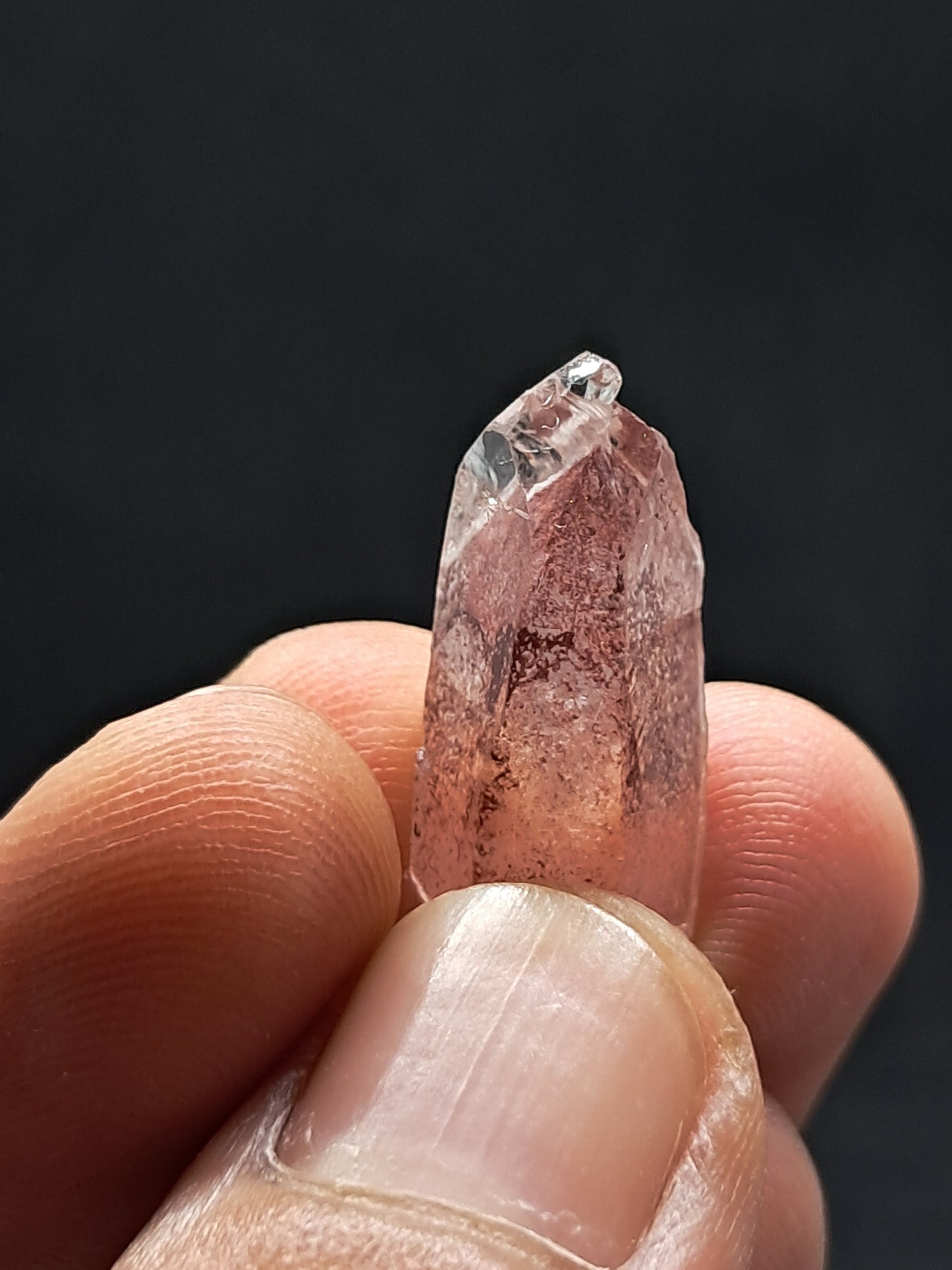 Punta de cristal natural de cuarzo fantasma hematita (Telangana) | Ejemplar mineral n.° HPQ19