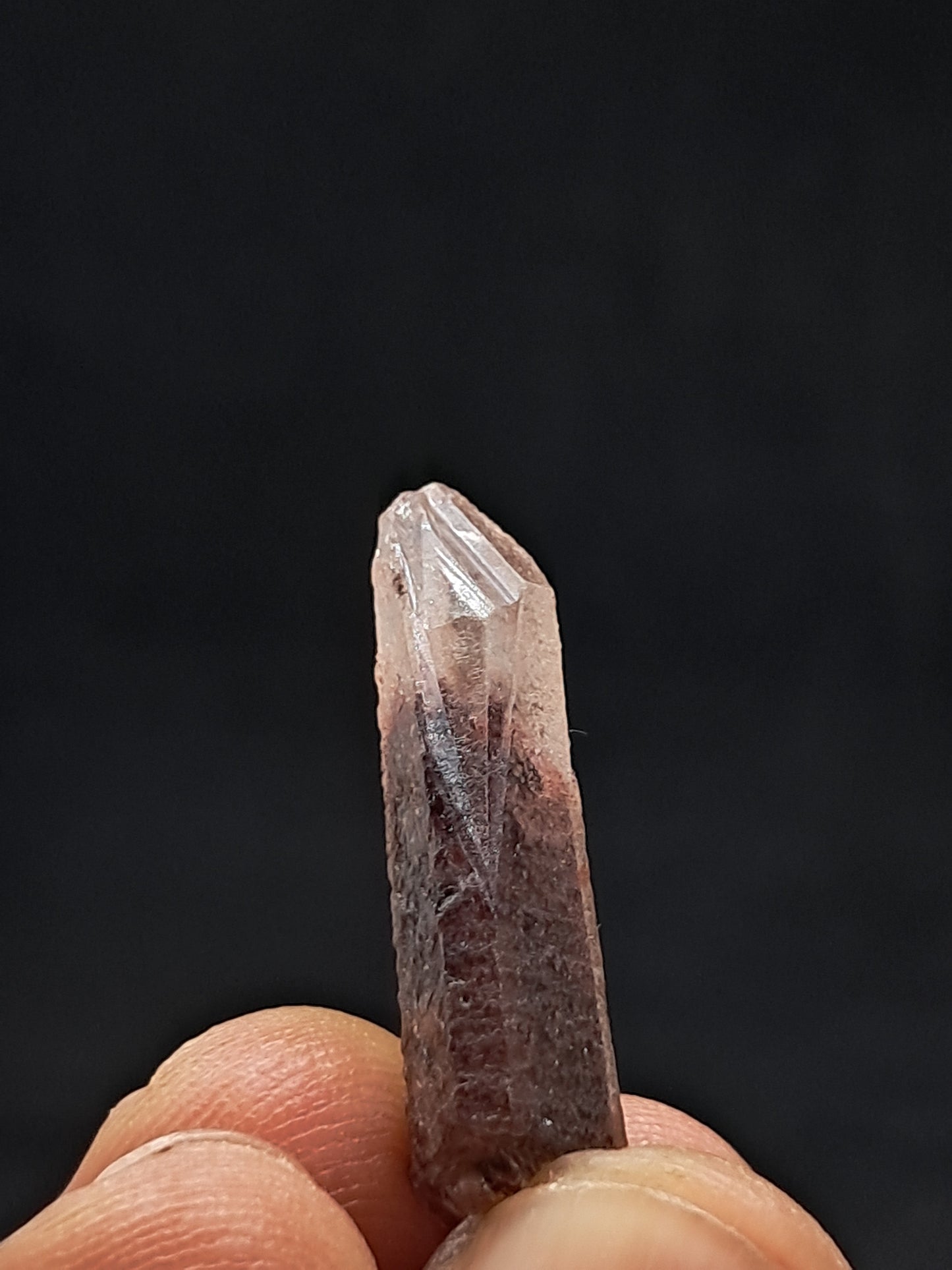 Punta de cristal natural de cuarzo fantasma hematita (Telangana) | Ejemplar mineral n.° HPQ21