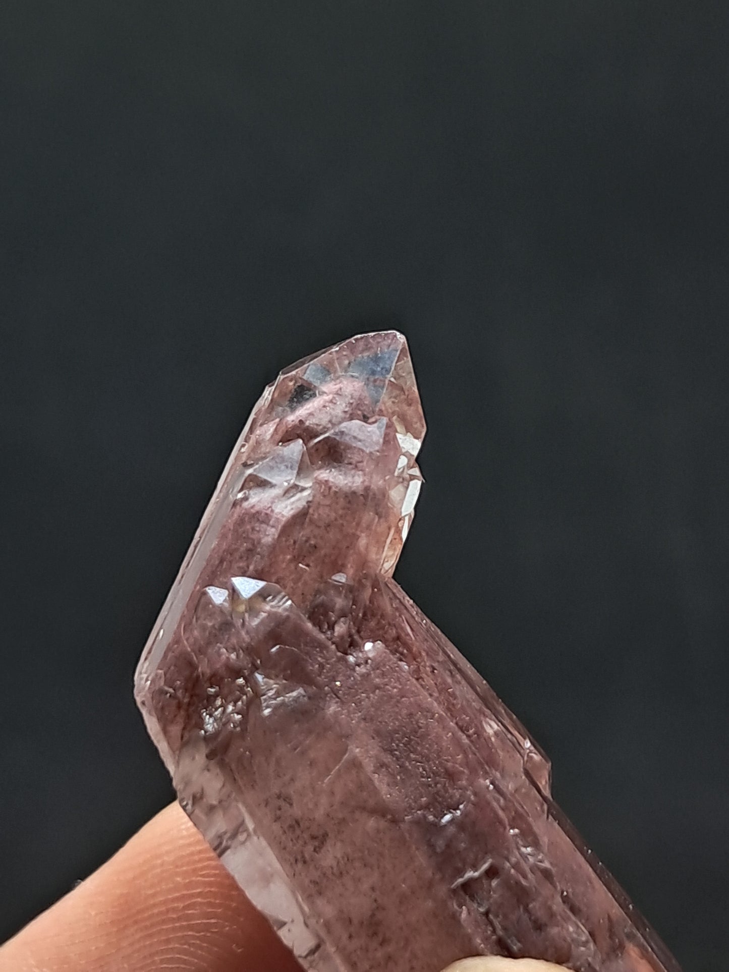 Cuarzo Elestial Fantasma de Hematita (Telangana) Punta de Cristal Natural | Ejemplar Mineral n.° HPQ23