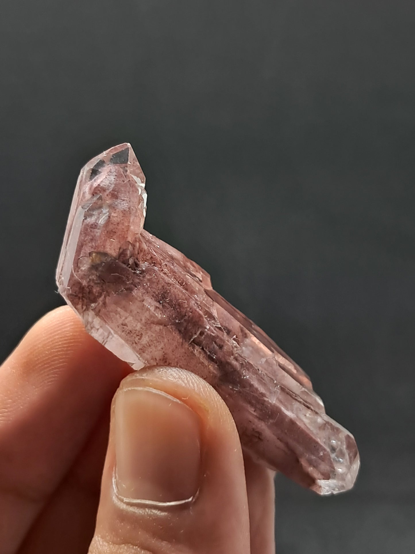 Cuarzo Elestial Fantasma de Hematita (Telangana) Punta de Cristal Natural | Ejemplar Mineral n.° HPQ23