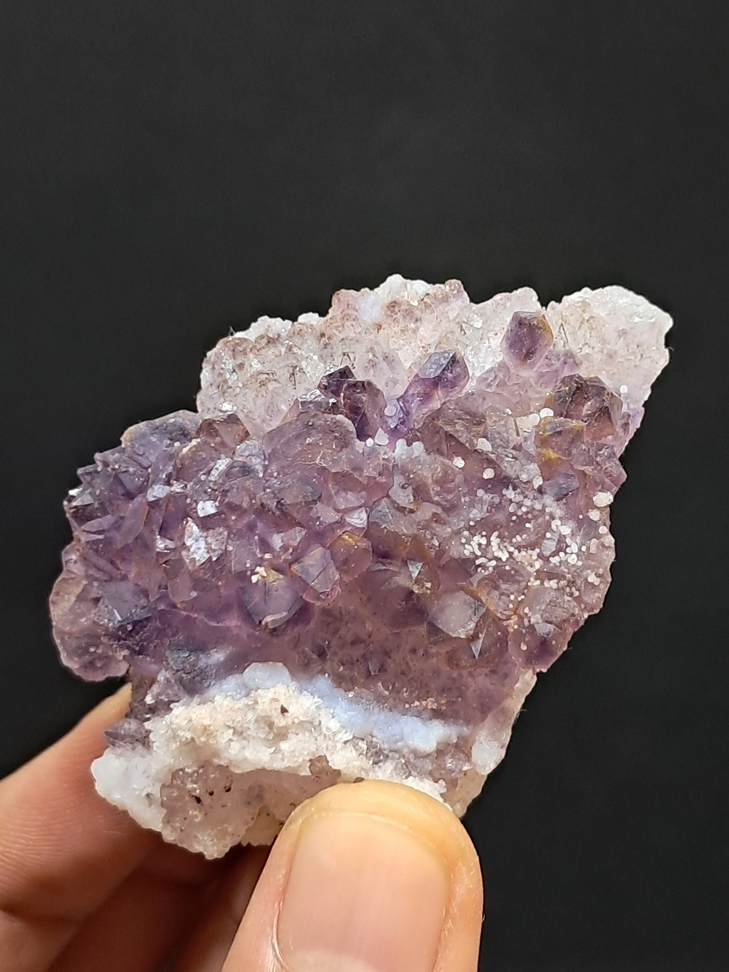 Flor de amatista sobre cuarzo con calcita reactiva a los rayos UV (Karur) | Conjunto de cristales | Piedra natural | Ejemplar mineral n.° KA106