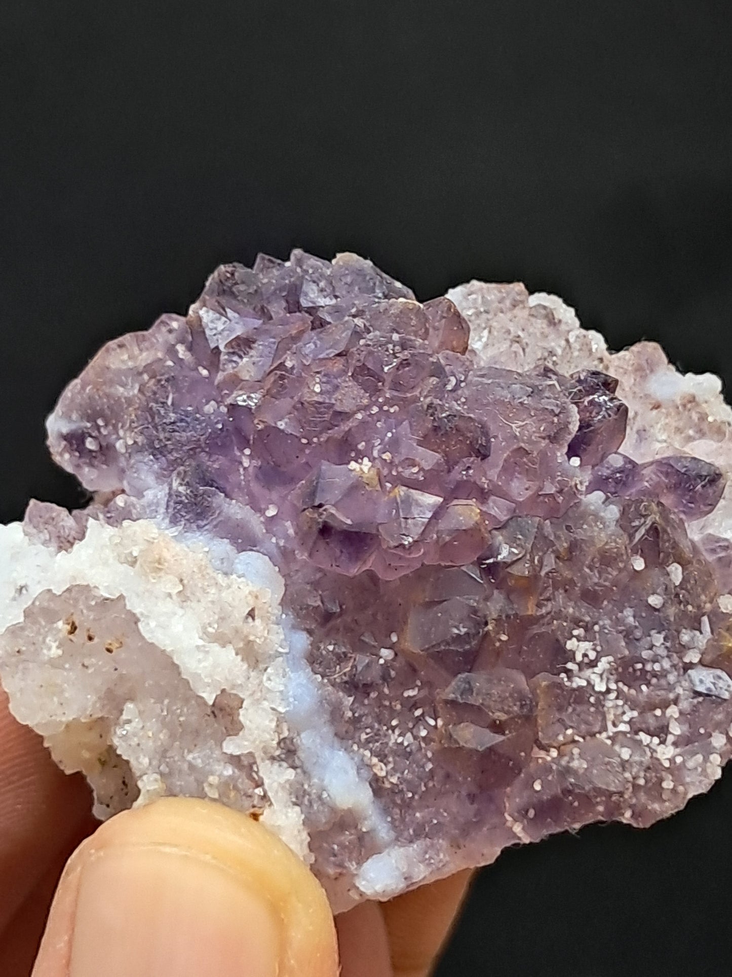 Flor de amatista sobre cuarzo con calcita reactiva a los rayos UV (Karur) | Conjunto de cristales | Piedra natural | Ejemplar mineral n.° KA106