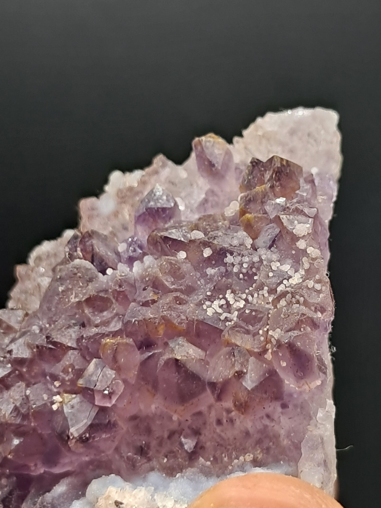 Flor de amatista sobre cuarzo con calcita reactiva a los rayos UV (Karur) | Conjunto de cristales | Piedra natural | Ejemplar mineral n.° KA106
